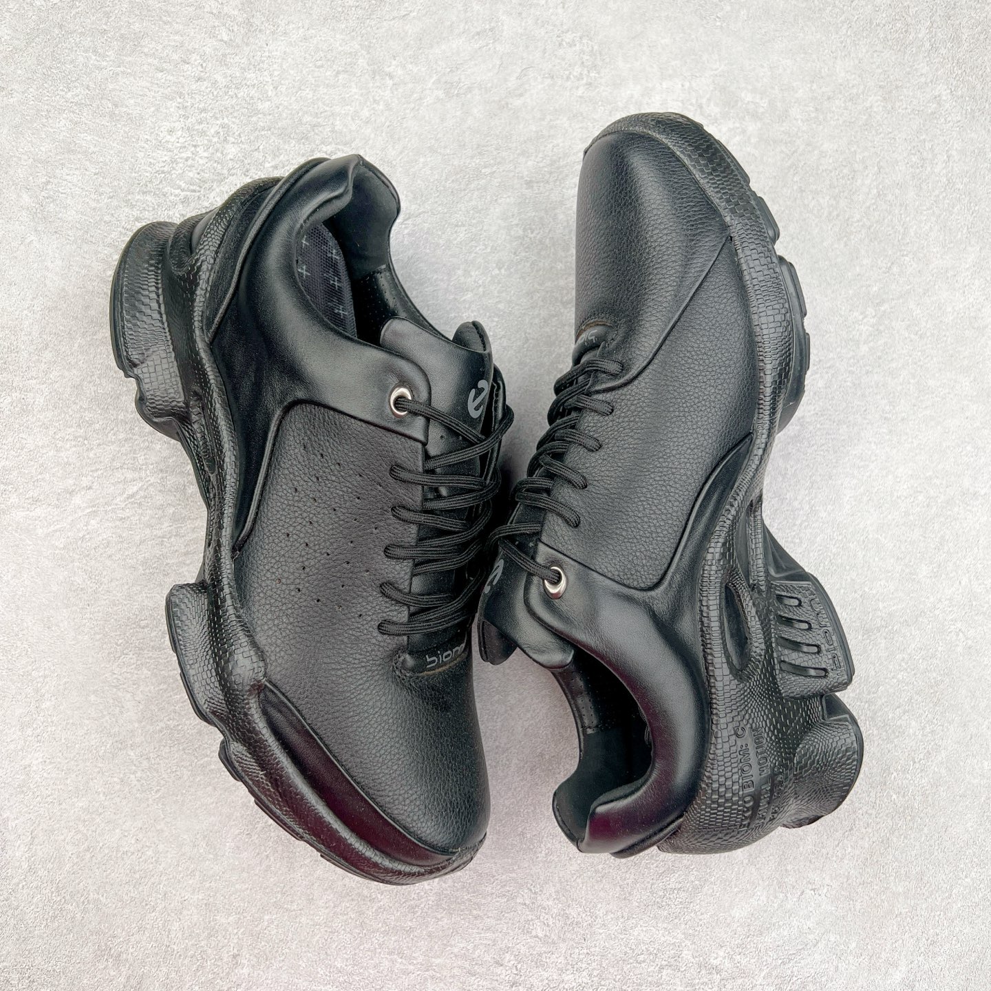 图片[3]-ECCO爱步男士15周年 运动休闲鞋 轻便缓震跑步鞋 健步BIOMC 市面最高版本 甄选优质皮面搭配纺织衬里，脚感柔软舒适，透气不闷脚 鞋舌及鞋垫上的周年LOGO设计 纪念属于BIOM的15载生机之旅 自然律动科技，符合人体工学鞋楦，贴近足部天然形态 直接注塑工艺连接鞋面与鞋底，一体成型，合脚稳固 橡胶外底适应多种形态，抓地耐磨，稳定支撑 都市探索 步履悠然 尺码：39 40 41 42 43 44 （正常码）-选品中心