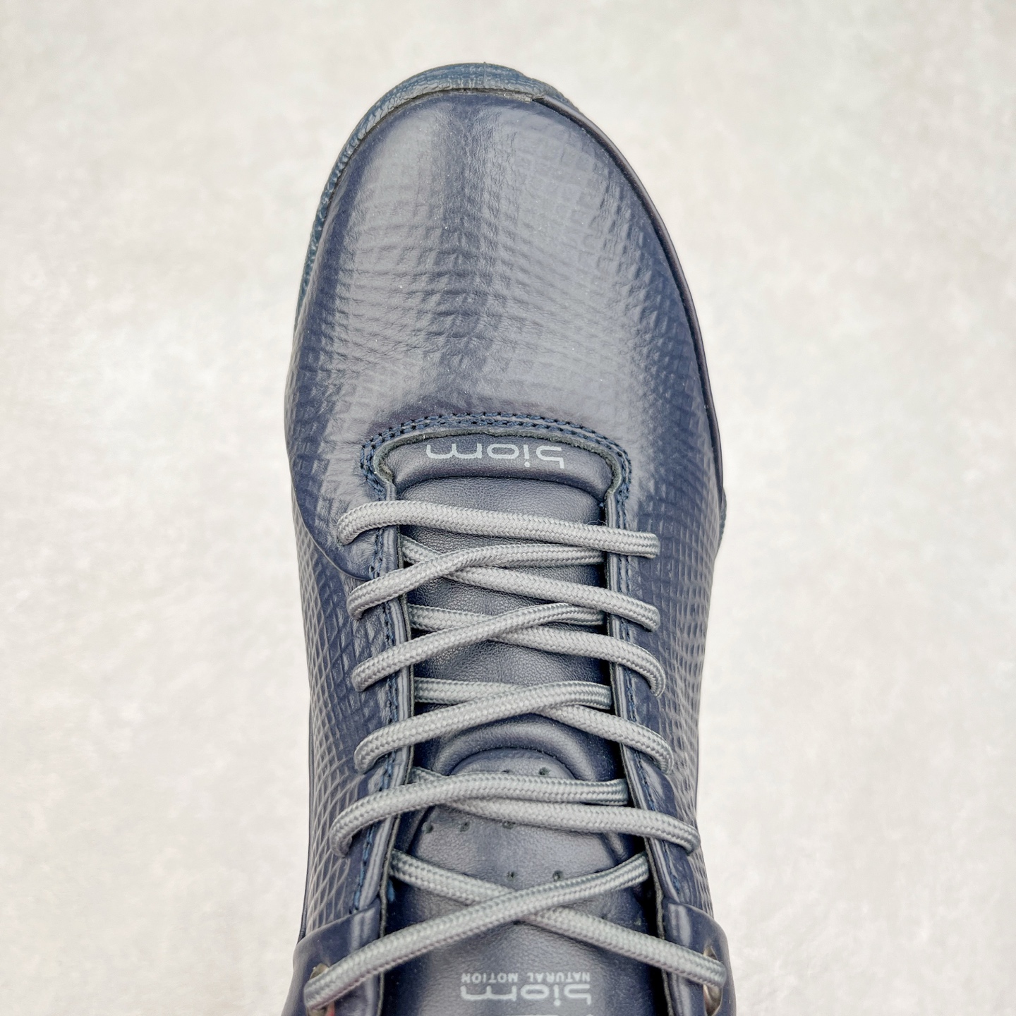 图片[4]-ECCO爱步男士15周年 运动休闲鞋 轻便缓震跑步鞋 健步BIOMC 市面最高版本 甄选优质皮面搭配纺织衬里，脚感柔软舒适，透气不闷脚 鞋舌及鞋垫上的周年LOGO设计 纪念属于BIOM的15载生机之旅 自然律动科技，符合人体工学鞋楦，贴近足部天然形态 直接注塑工艺连接鞋面与鞋底，一体成型，合脚稳固 橡胶外底适应多种形态，抓地耐磨，稳定支撑 都市探索 步履悠然 尺码：39 40 41 42 43 44 （正常码）-选品中心