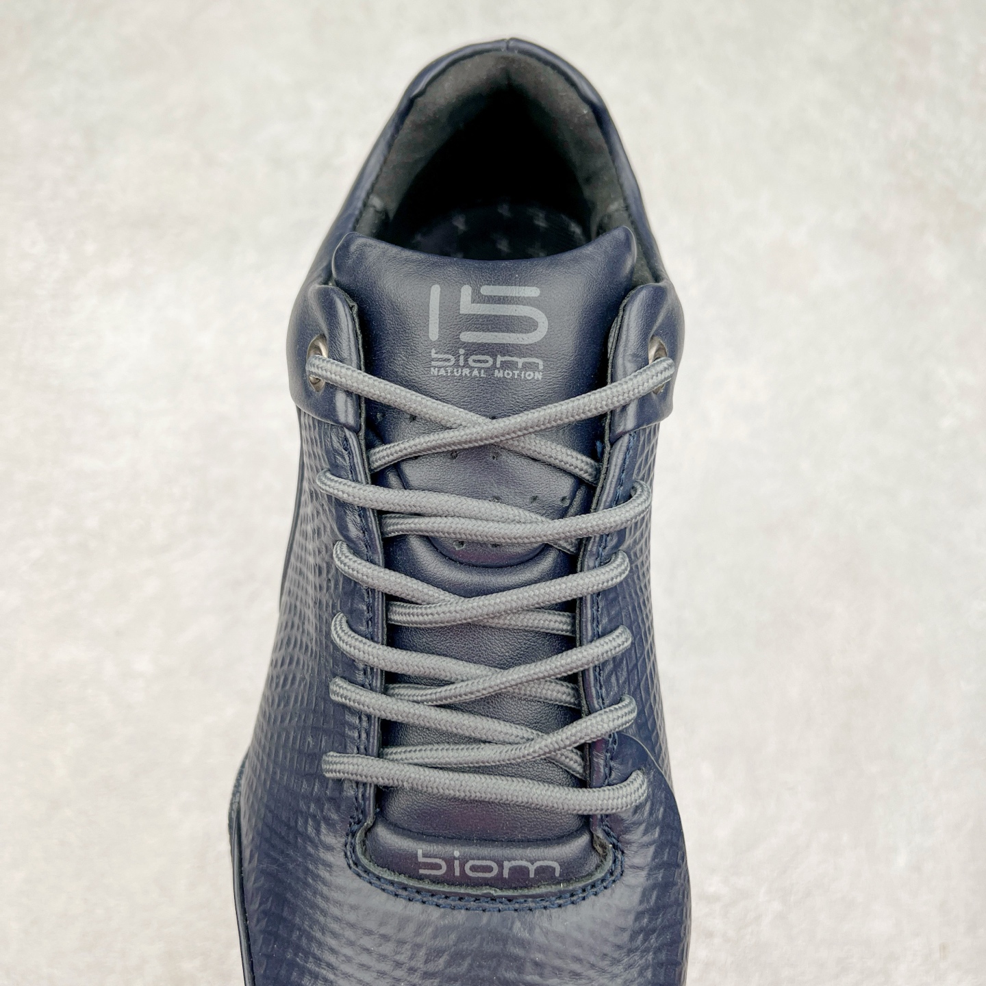 图片[5]-ECCO爱步男士15周年 运动休闲鞋 轻便缓震跑步鞋 健步BIOMC 市面最高版本 甄选优质皮面搭配纺织衬里，脚感柔软舒适，透气不闷脚 鞋舌及鞋垫上的周年LOGO设计 纪念属于BIOM的15载生机之旅 自然律动科技，符合人体工学鞋楦，贴近足部天然形态 直接注塑工艺连接鞋面与鞋底，一体成型，合脚稳固 橡胶外底适应多种形态，抓地耐磨，稳定支撑 都市探索 步履悠然 尺码：39 40 41 42 43 44 （正常码）-选品中心