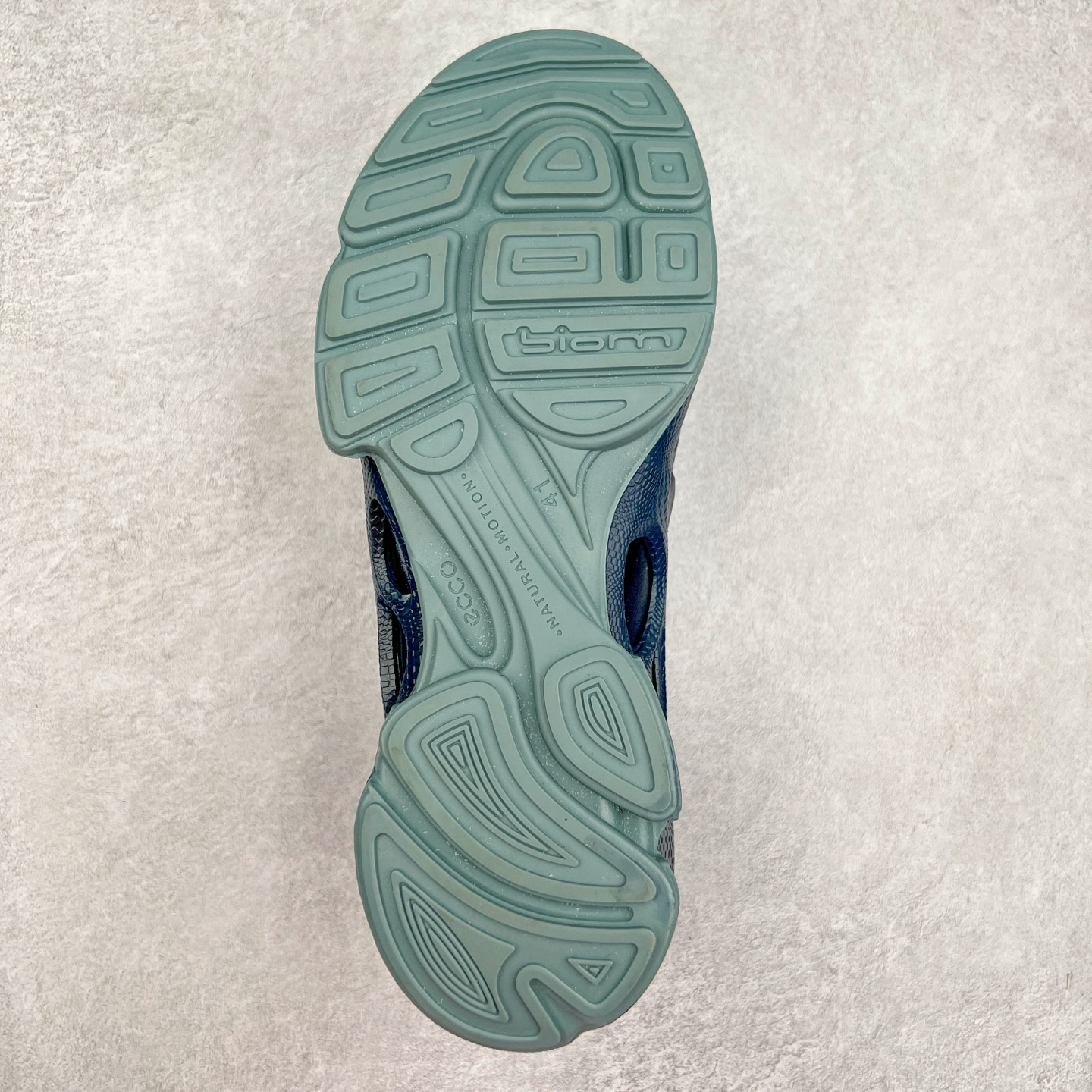 图片[9]-ECCO爱步男士15周年 运动休闲鞋 轻便缓震跑步鞋 健步BIOMC 市面最高版本 甄选优质皮面搭配纺织衬里，脚感柔软舒适，透气不闷脚 鞋舌及鞋垫上的周年LOGO设计 纪念属于BIOM的15载生机之旅 自然律动科技，符合人体工学鞋楦，贴近足部天然形态 直接注塑工艺连接鞋面与鞋底，一体成型，合脚稳固 橡胶外底适应多种形态，抓地耐磨，稳定支撑 都市探索 步履悠然 尺码：39 40 41 42 43 44 （正常码）-选品中心