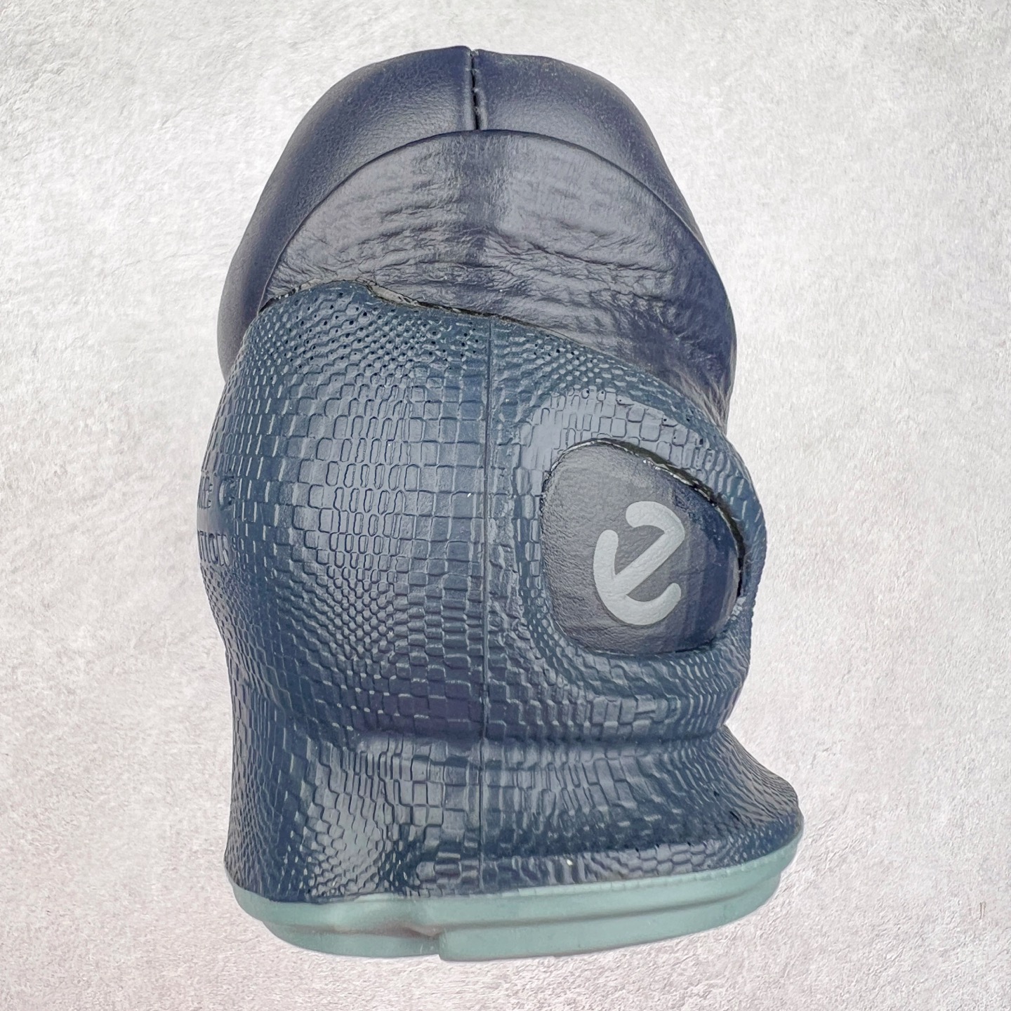 图片[8]-ECCO爱步男士15周年 运动休闲鞋 轻便缓震跑步鞋 健步BIOMC 市面最高版本 甄选优质皮面搭配纺织衬里，脚感柔软舒适，透气不闷脚 鞋舌及鞋垫上的周年LOGO设计 纪念属于BIOM的15载生机之旅 自然律动科技，符合人体工学鞋楦，贴近足部天然形态 直接注塑工艺连接鞋面与鞋底，一体成型，合脚稳固 橡胶外底适应多种形态，抓地耐磨，稳定支撑 都市探索 步履悠然 尺码：39 40 41 42 43 44 （正常码）-选品中心