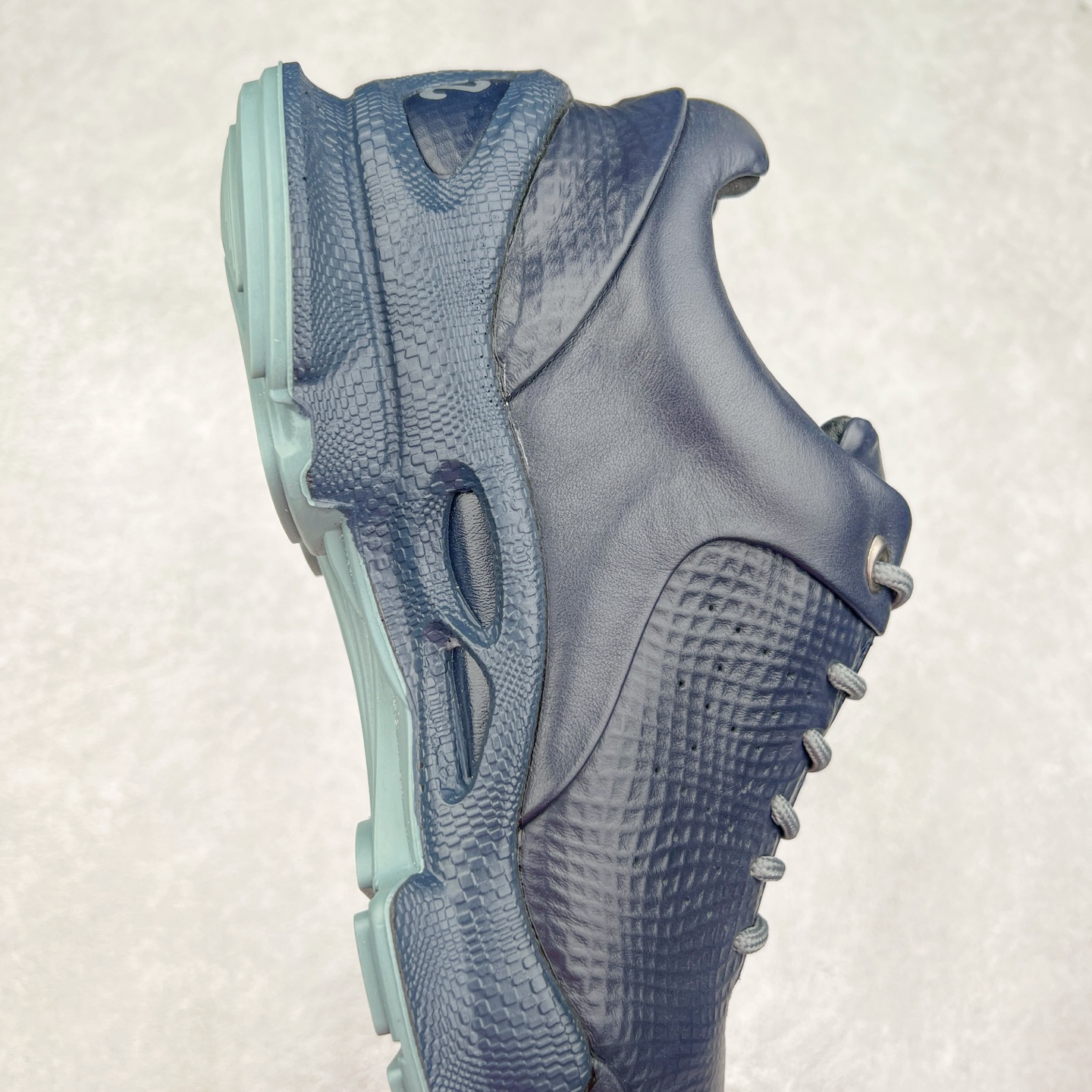 图片[6]-ECCO爱步男士15周年 运动休闲鞋 轻便缓震跑步鞋 健步BIOMC 市面最高版本 甄选优质皮面搭配纺织衬里，脚感柔软舒适，透气不闷脚 鞋舌及鞋垫上的周年LOGO设计 纪念属于BIOM的15载生机之旅 自然律动科技，符合人体工学鞋楦，贴近足部天然形态 直接注塑工艺连接鞋面与鞋底，一体成型，合脚稳固 橡胶外底适应多种形态，抓地耐磨，稳定支撑 都市探索 步履悠然 尺码：39 40 41 42 43 44 （正常码）-选品中心