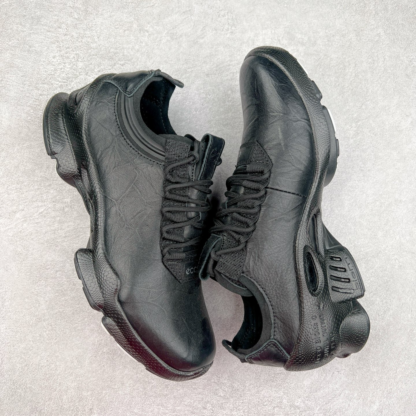 图片[3]-ECCO爱步男士15周年 运动休闲鞋 轻便缓震跑步鞋 健步BIOMC 市面最高版本 甄选优质皮面搭配纺织衬里，脚感柔软舒适，透气不闷脚 鞋舌及鞋垫上的周年LOGO设计 纪念属于BIOM的15载生机之旅 自然律动科技，符合人体工学鞋楦，贴近足部天然形态 直接注塑工艺连接鞋面与鞋底，一体成型，合脚稳固 橡胶外底适应多种形态，抓地耐磨，稳定支撑 都市探索 步履悠然 尺码：39 40 41 42 43 44 （正常码）-选品中心