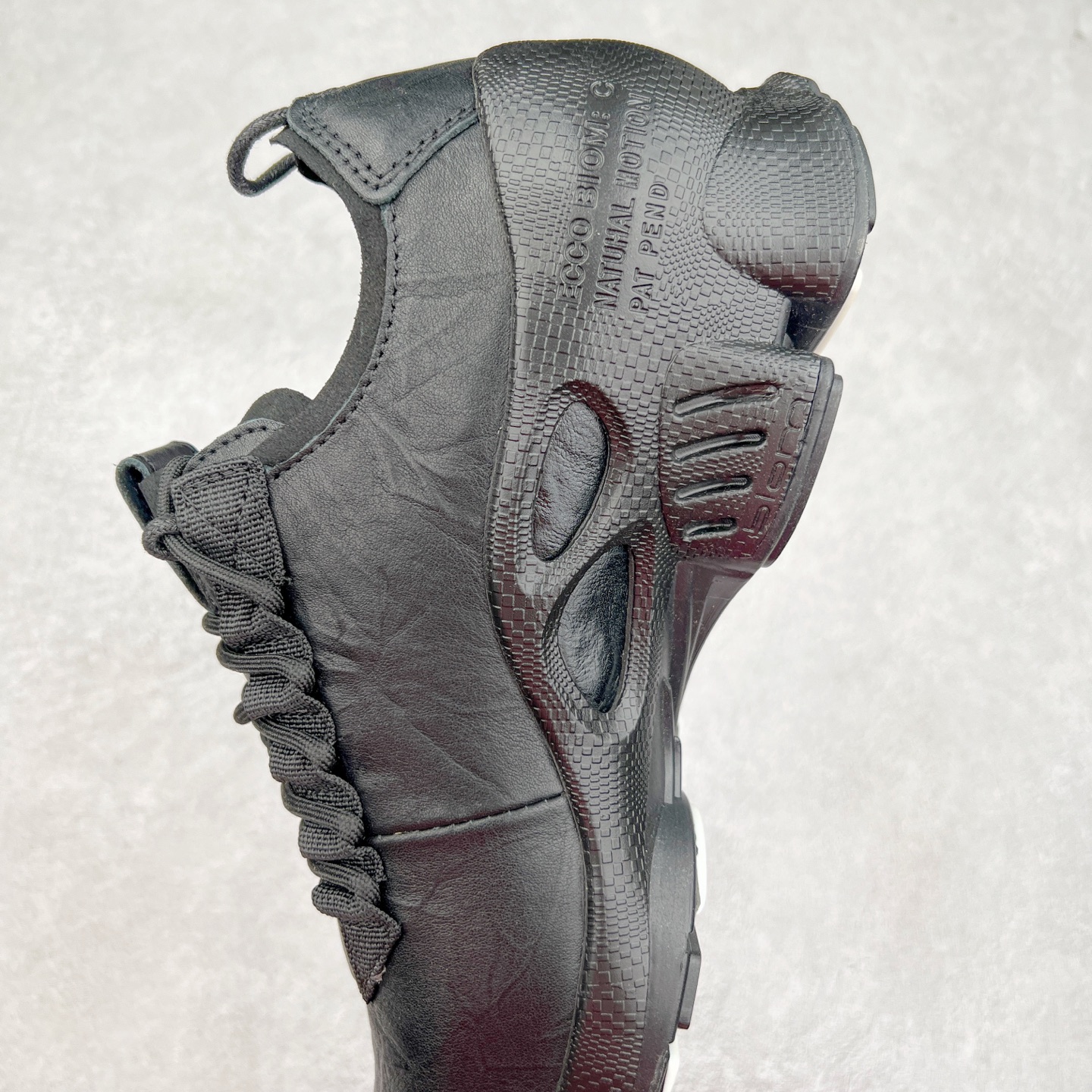 图片[7]-ECCO爱步男士15周年 运动休闲鞋 轻便缓震跑步鞋 健步BIOMC 市面最高版本 甄选优质皮面搭配纺织衬里，脚感柔软舒适，透气不闷脚 鞋舌及鞋垫上的周年LOGO设计 纪念属于BIOM的15载生机之旅 自然律动科技，符合人体工学鞋楦，贴近足部天然形态 直接注塑工艺连接鞋面与鞋底，一体成型，合脚稳固 橡胶外底适应多种形态，抓地耐磨，稳定支撑 都市探索 步履悠然 尺码：39 40 41 42 43 44 （正常码）-选品中心