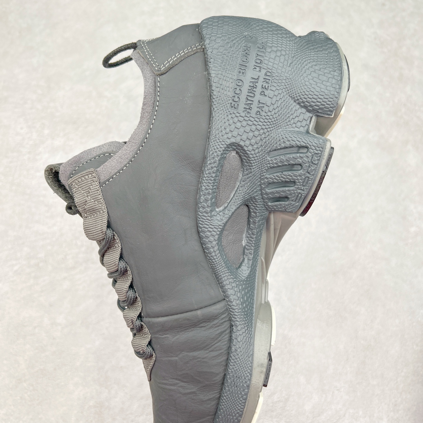 图片[7]-ECCO爱步男士15周年 运动休闲鞋 轻便缓震跑步鞋 健步BIOMC 市面最高版本 甄选优质皮面搭配纺织衬里，脚感柔软舒适，透气不闷脚 鞋舌及鞋垫上的周年LOGO设计 纪念属于BIOM的15载生机之旅 自然律动科技，符合人体工学鞋楦，贴近足部天然形态 直接注塑工艺连接鞋面与鞋底，一体成型，合脚稳固 橡胶外底适应多种形态，抓地耐磨，稳定支撑 都市探索 步履悠然 尺码：39 40 41 42 43 44 （正常码）-选品中心