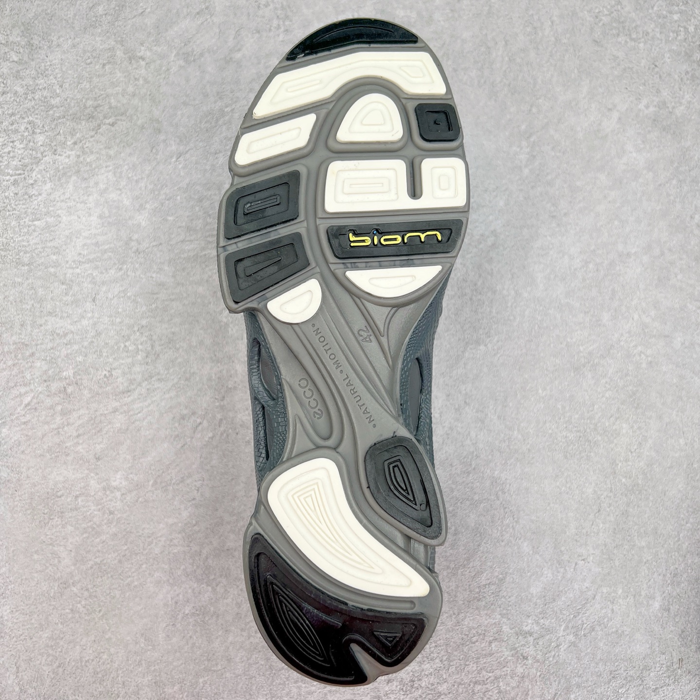 图片[9]-ECCO爱步男士15周年 运动休闲鞋 轻便缓震跑步鞋 健步BIOMC 市面最高版本 甄选优质皮面搭配纺织衬里，脚感柔软舒适，透气不闷脚 鞋舌及鞋垫上的周年LOGO设计 纪念属于BIOM的15载生机之旅 自然律动科技，符合人体工学鞋楦，贴近足部天然形态 直接注塑工艺连接鞋面与鞋底，一体成型，合脚稳固 橡胶外底适应多种形态，抓地耐磨，稳定支撑 都市探索 步履悠然 尺码：39 40 41 42 43 44 （正常码）-选品中心