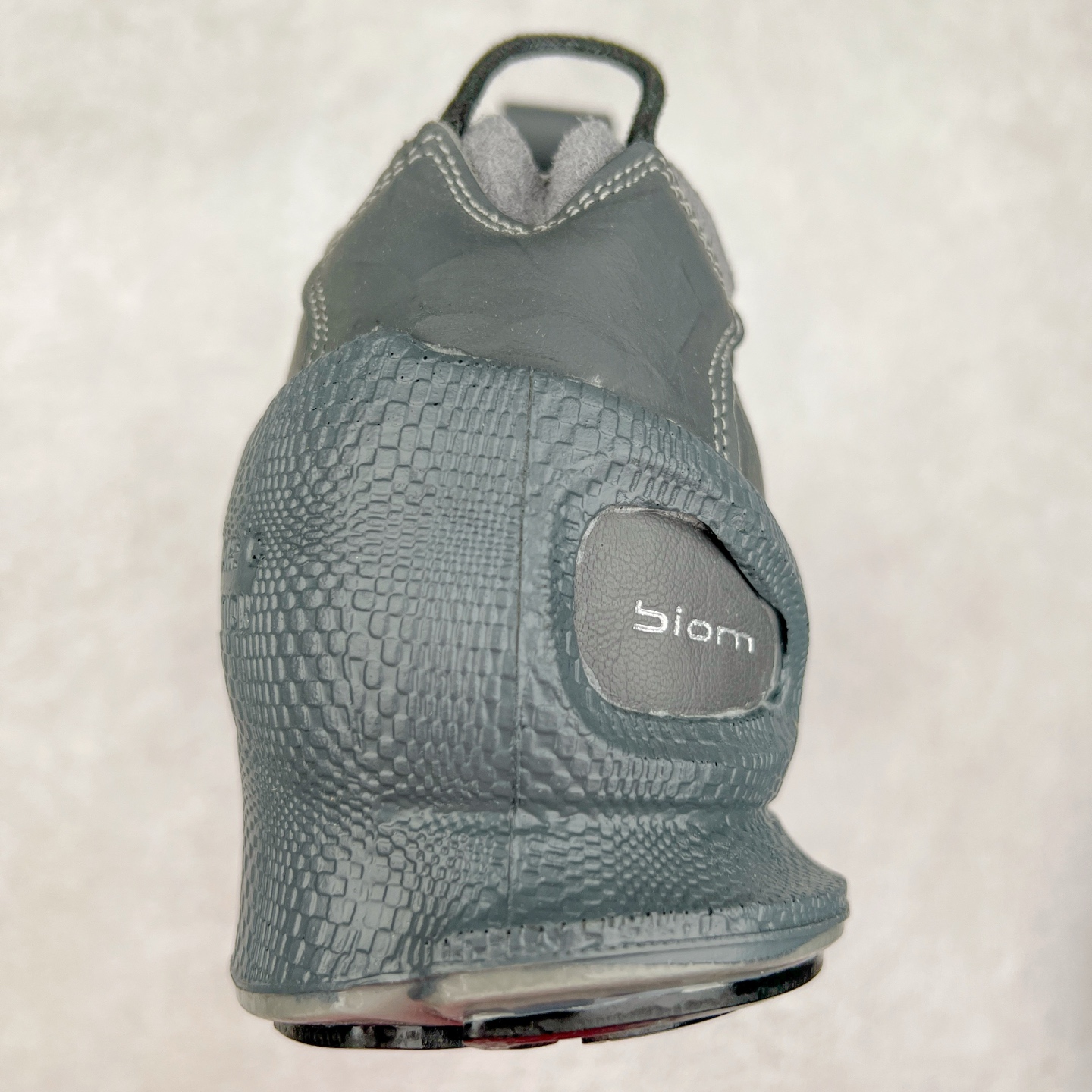 图片[8]-ECCO爱步男士15周年 运动休闲鞋 轻便缓震跑步鞋 健步BIOMC 市面最高版本 甄选优质皮面搭配纺织衬里，脚感柔软舒适，透气不闷脚 鞋舌及鞋垫上的周年LOGO设计 纪念属于BIOM的15载生机之旅 自然律动科技，符合人体工学鞋楦，贴近足部天然形态 直接注塑工艺连接鞋面与鞋底，一体成型，合脚稳固 橡胶外底适应多种形态，抓地耐磨，稳定支撑 都市探索 步履悠然 尺码：39 40 41 42 43 44 （正常码）-选品中心