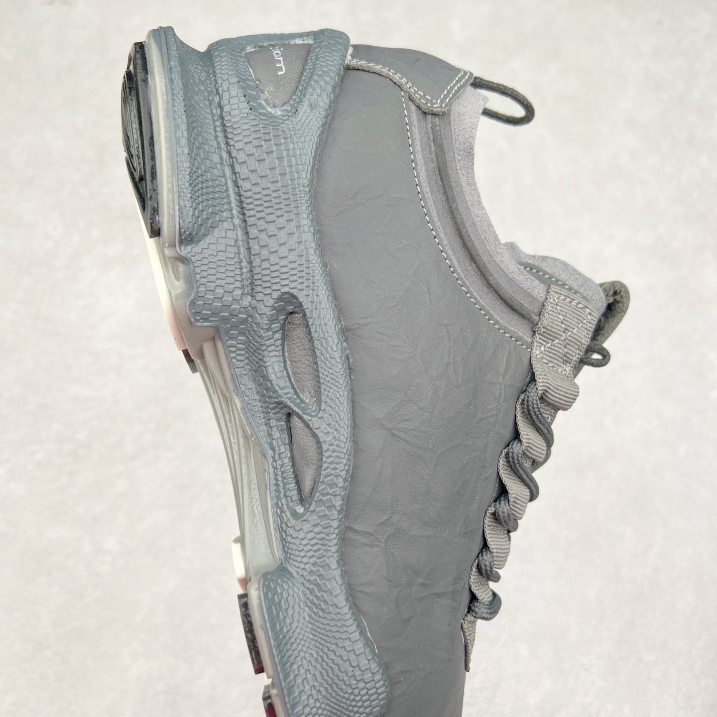 图片[6]-ECCO爱步男士15周年 运动休闲鞋 轻便缓震跑步鞋 健步BIOMC 市面最高版本 甄选优质皮面搭配纺织衬里，脚感柔软舒适，透气不闷脚 鞋舌及鞋垫上的周年LOGO设计 纪念属于BIOM的15载生机之旅 自然律动科技，符合人体工学鞋楦，贴近足部天然形态 直接注塑工艺连接鞋面与鞋底，一体成型，合脚稳固 橡胶外底适应多种形态，抓地耐磨，稳定支撑 都市探索 步履悠然 尺码：39 40 41 42 43 44 （正常码）-选品中心