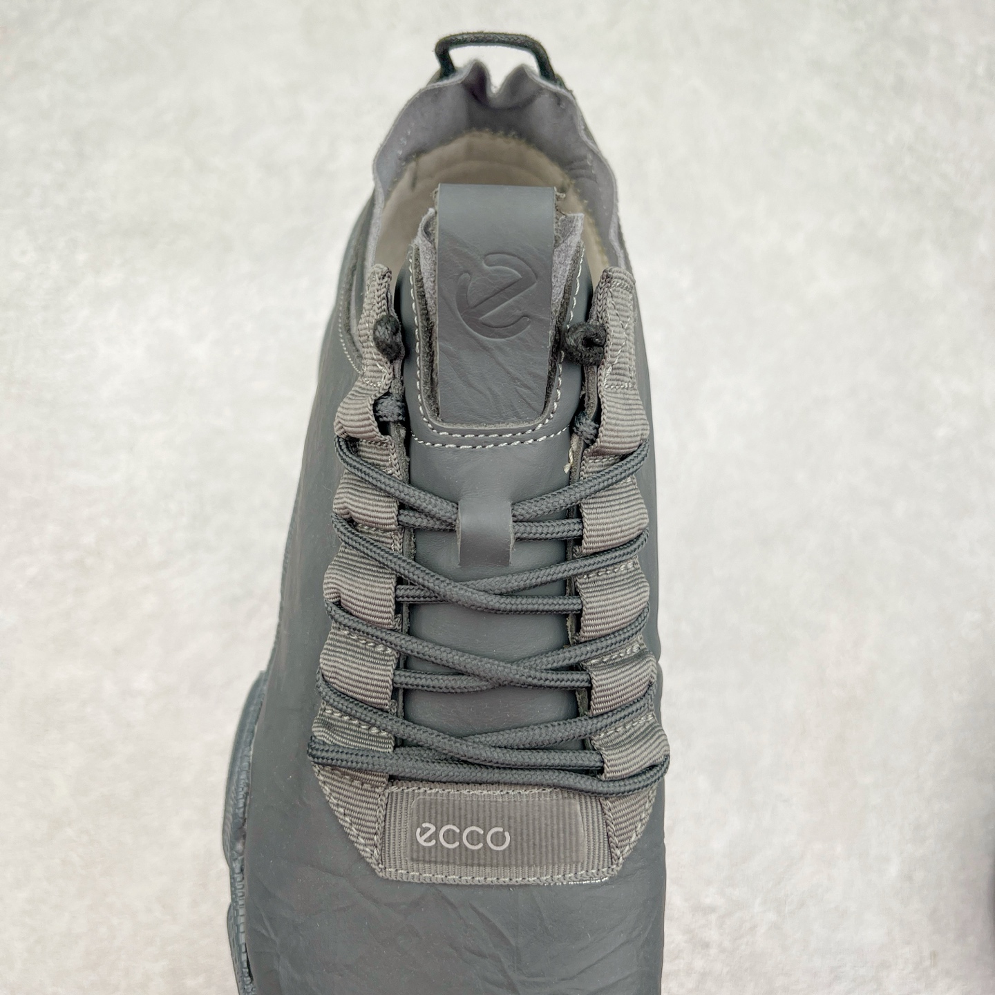 图片[5]-ECCO爱步男士15周年 运动休闲鞋 轻便缓震跑步鞋 健步BIOMC 市面最高版本 甄选优质皮面搭配纺织衬里，脚感柔软舒适，透气不闷脚 鞋舌及鞋垫上的周年LOGO设计 纪念属于BIOM的15载生机之旅 自然律动科技，符合人体工学鞋楦，贴近足部天然形态 直接注塑工艺连接鞋面与鞋底，一体成型，合脚稳固 橡胶外底适应多种形态，抓地耐磨，稳定支撑 都市探索 步履悠然 尺码：39 40 41 42 43 44 （正常码）-选品中心