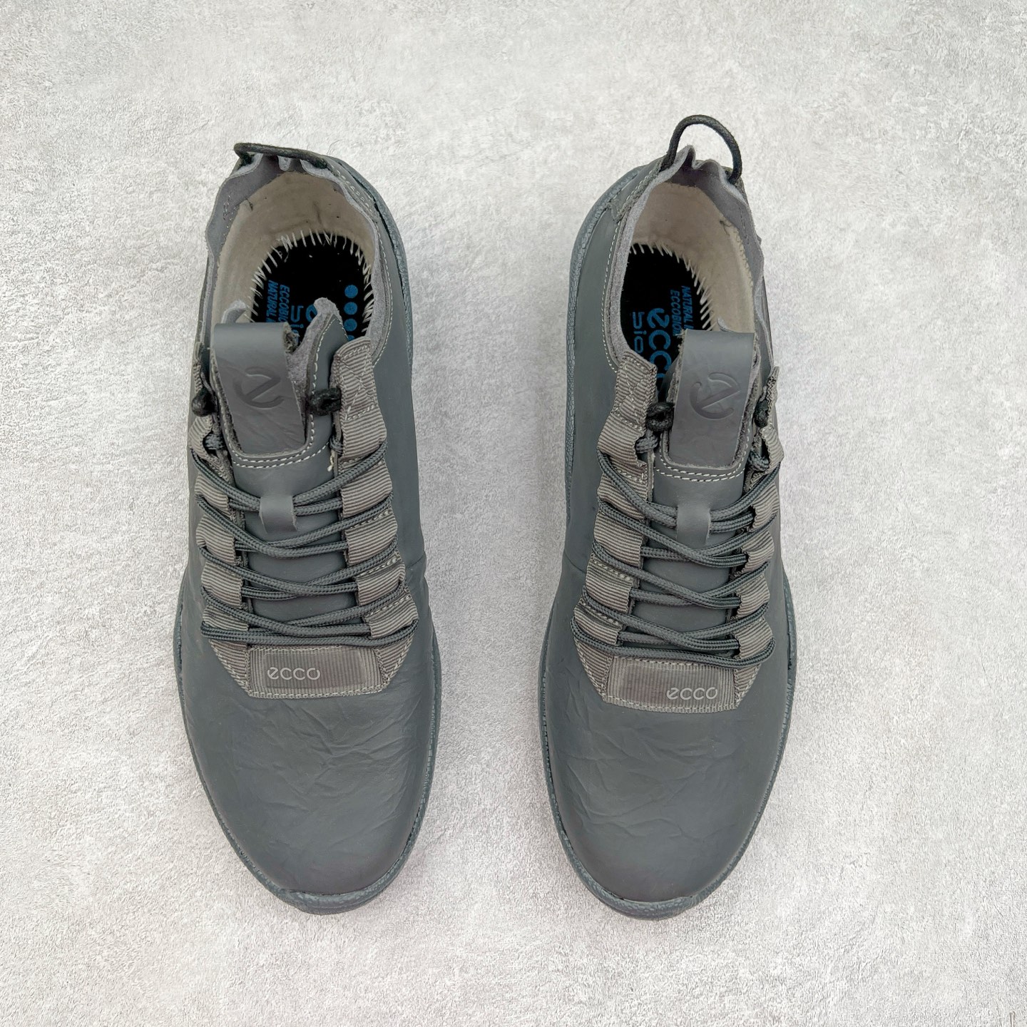 图片[2]-ECCO爱步男士15周年 运动休闲鞋 轻便缓震跑步鞋 健步BIOMC 市面最高版本 甄选优质皮面搭配纺织衬里，脚感柔软舒适，透气不闷脚 鞋舌及鞋垫上的周年LOGO设计 纪念属于BIOM的15载生机之旅 自然律动科技，符合人体工学鞋楦，贴近足部天然形态 直接注塑工艺连接鞋面与鞋底，一体成型，合脚稳固 橡胶外底适应多种形态，抓地耐磨，稳定支撑 都市探索 步履悠然 尺码：39 40 41 42 43 44 （正常码）-选品中心