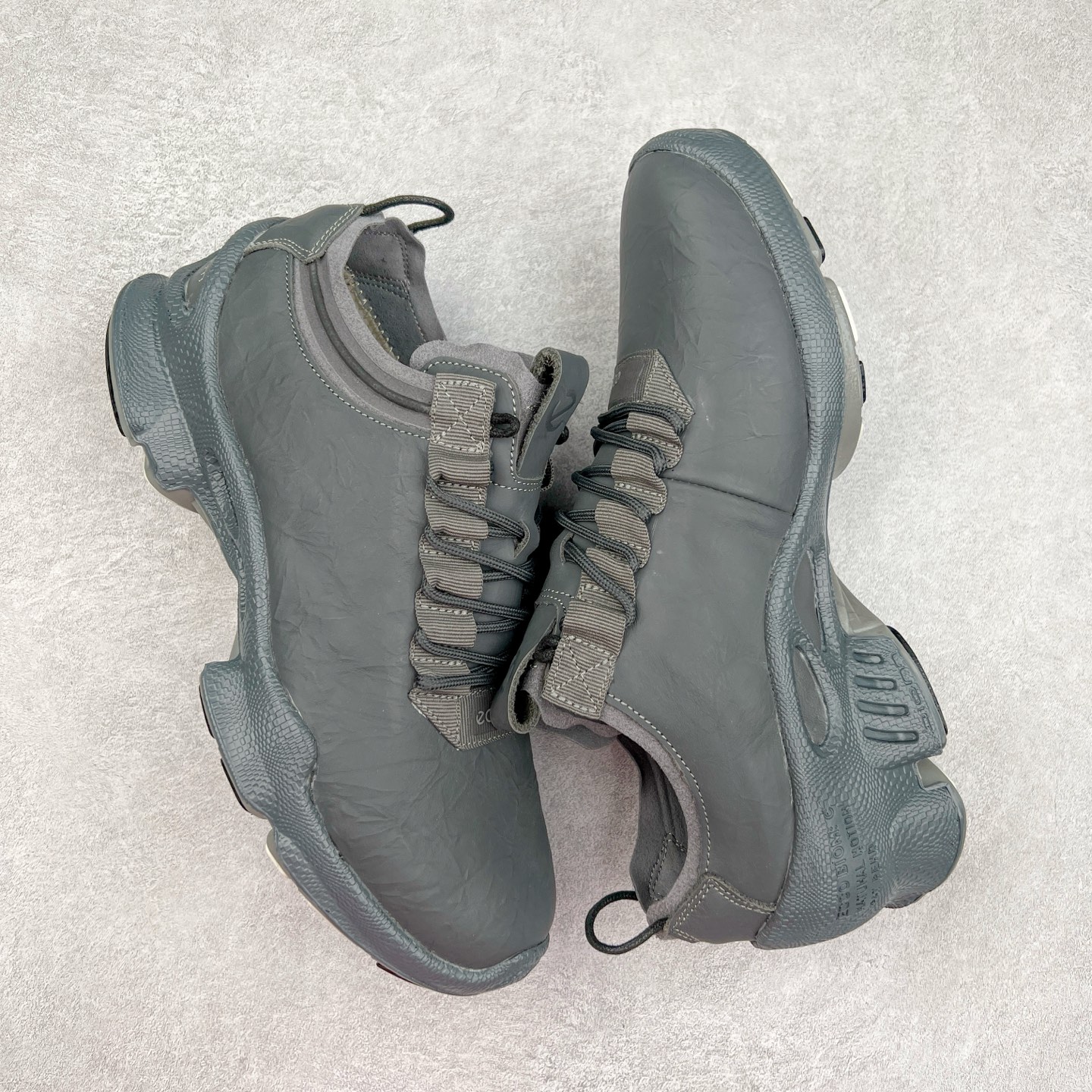 图片[3]-ECCO爱步男士15周年 运动休闲鞋 轻便缓震跑步鞋 健步BIOMC 市面最高版本 甄选优质皮面搭配纺织衬里，脚感柔软舒适，透气不闷脚 鞋舌及鞋垫上的周年LOGO设计 纪念属于BIOM的15载生机之旅 自然律动科技，符合人体工学鞋楦，贴近足部天然形态 直接注塑工艺连接鞋面与鞋底，一体成型，合脚稳固 橡胶外底适应多种形态，抓地耐磨，稳定支撑 都市探索 步履悠然 尺码：39 40 41 42 43 44 （正常码）-选品中心