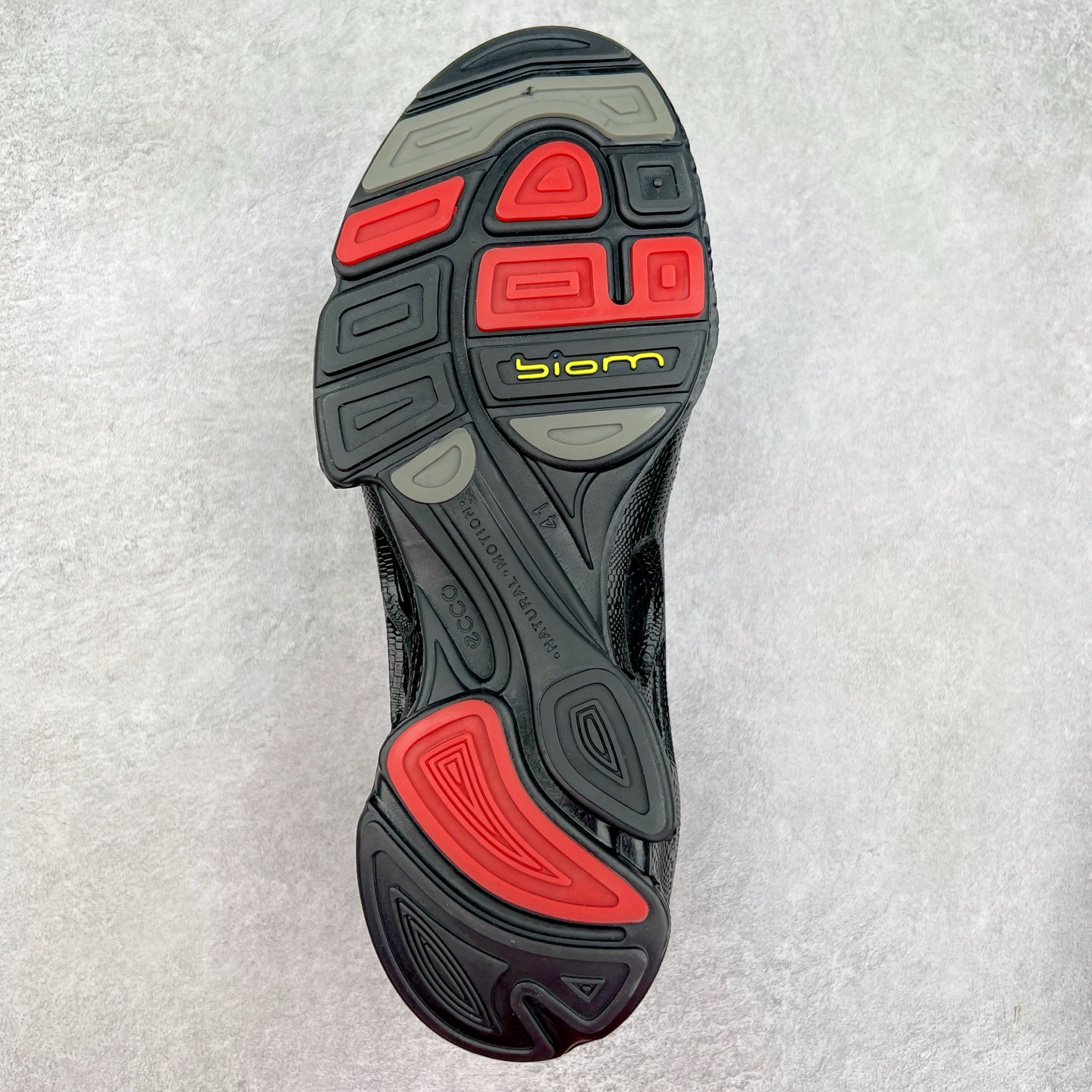 图片[9]-ECCO爱步男士15周年 运动休闲鞋 轻便缓震跑步鞋 健步BIOMC 市面最高版本 甄选优质皮面搭配纺织衬里，脚感柔软舒适，透气不闷脚 鞋舌及鞋垫上的周年LOGO设计 纪念属于BIOM的15载生机之旅 自然律动科技，符合人体工学鞋楦，贴近足部天然形态 直接注塑工艺连接鞋面与鞋底，一体成型，合脚稳固 橡胶外底适应多种形态，抓地耐磨，稳定支撑 都市探索 步履悠然 尺码：39 40 41 42 43 44 （正常码）-选品中心