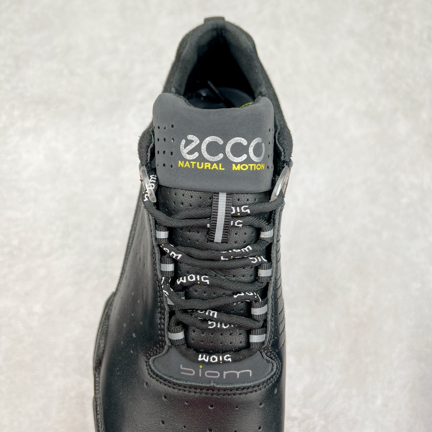 图片[5]-ECCO爱步男士15周年 运动休闲鞋 轻便缓震跑步鞋 健步BIOMC 市面最高版本 甄选优质皮面搭配纺织衬里，脚感柔软舒适，透气不闷脚 鞋舌及鞋垫上的周年LOGO设计 纪念属于BIOM的15载生机之旅 自然律动科技，符合人体工学鞋楦，贴近足部天然形态 直接注塑工艺连接鞋面与鞋底，一体成型，合脚稳固 橡胶外底适应多种形态，抓地耐磨，稳定支撑 都市探索 步履悠然 尺码：39 40 41 42 43 44 （正常码）-选品中心