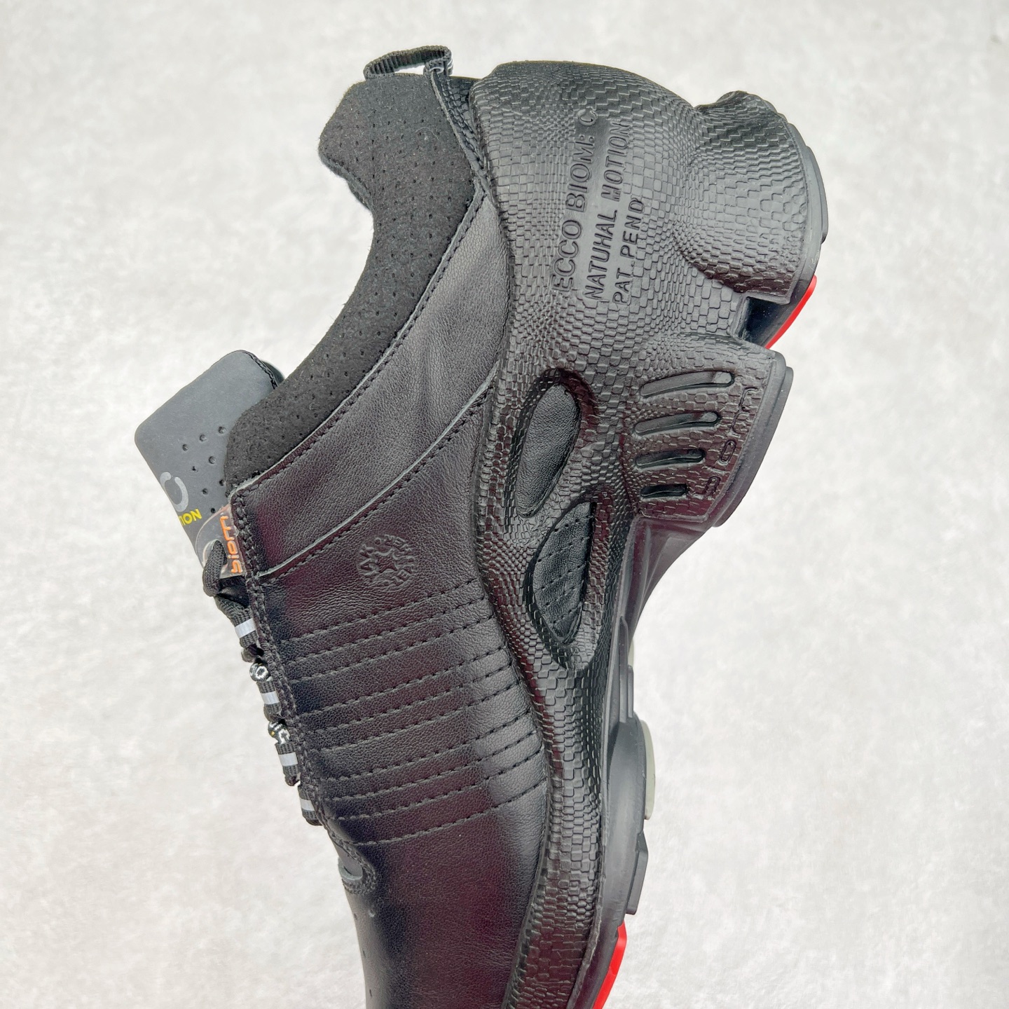 图片[7]-ECCO爱步男士15周年 运动休闲鞋 轻便缓震跑步鞋 健步BIOMC 市面最高版本 甄选优质皮面搭配纺织衬里，脚感柔软舒适，透气不闷脚 鞋舌及鞋垫上的周年LOGO设计 纪念属于BIOM的15载生机之旅 自然律动科技，符合人体工学鞋楦，贴近足部天然形态 直接注塑工艺连接鞋面与鞋底，一体成型，合脚稳固 橡胶外底适应多种形态，抓地耐磨，稳定支撑 都市探索 步履悠然 尺码：39 40 41 42 43 44 （正常码）-选品中心