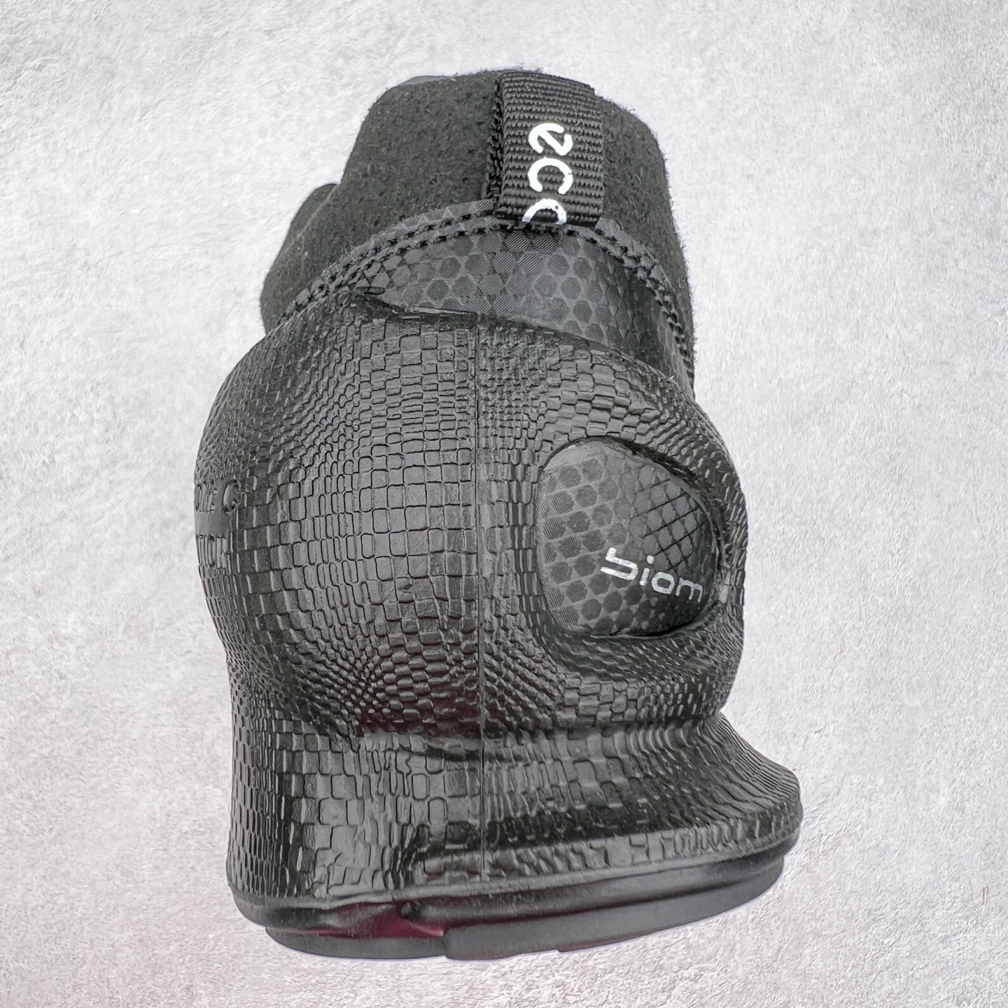 图片[8]-ECCO爱步男士15周年 运动休闲鞋 轻便缓震跑步鞋 健步BIOMC 市面最高版本 甄选优质皮面搭配纺织衬里，脚感柔软舒适，透气不闷脚 鞋舌及鞋垫上的周年LOGO设计 纪念属于BIOM的15载生机之旅 自然律动科技，符合人体工学鞋楦，贴近足部天然形态 直接注塑工艺连接鞋面与鞋底，一体成型，合脚稳固 橡胶外底适应多种形态，抓地耐磨，稳定支撑 都市探索 步履悠然 尺码：39 40 41 42 43 44 （正常码）-选品中心