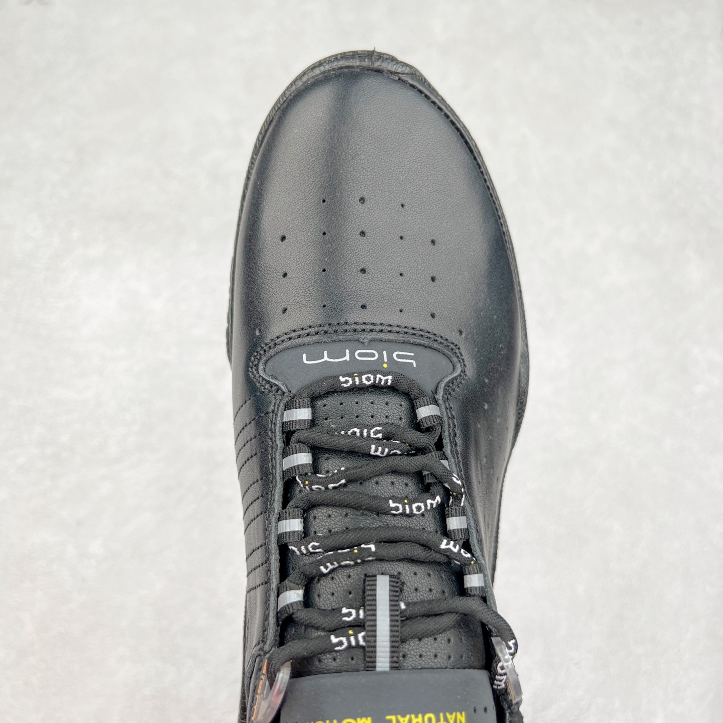 图片[4]-ECCO爱步男士15周年 运动休闲鞋 轻便缓震跑步鞋 健步BIOMC 市面最高版本 甄选优质皮面搭配纺织衬里，脚感柔软舒适，透气不闷脚 鞋舌及鞋垫上的周年LOGO设计 纪念属于BIOM的15载生机之旅 自然律动科技，符合人体工学鞋楦，贴近足部天然形态 直接注塑工艺连接鞋面与鞋底，一体成型，合脚稳固 橡胶外底适应多种形态，抓地耐磨，稳定支撑 都市探索 步履悠然 尺码：39 40 41 42 43 44 （正常码）-选品中心