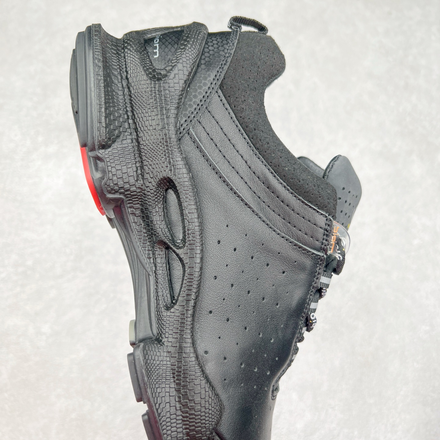 图片[6]-ECCO爱步男士15周年 运动休闲鞋 轻便缓震跑步鞋 健步BIOMC 市面最高版本 甄选优质皮面搭配纺织衬里，脚感柔软舒适，透气不闷脚 鞋舌及鞋垫上的周年LOGO设计 纪念属于BIOM的15载生机之旅 自然律动科技，符合人体工学鞋楦，贴近足部天然形态 直接注塑工艺连接鞋面与鞋底，一体成型，合脚稳固 橡胶外底适应多种形态，抓地耐磨，稳定支撑 都市探索 步履悠然 尺码：39 40 41 42 43 44 （正常码）-选品中心