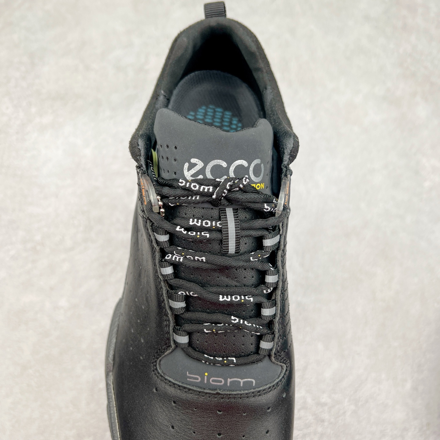 图片[5]-ECCO爱步男士15周年 运动休闲鞋 轻便缓震跑步鞋 健步BIOMC 市面最高版本 甄选优质皮面搭配纺织衬里，脚感柔软舒适，透气不闷脚 鞋舌及鞋垫上的周年LOGO设计 纪念属于BIOM的15载生机之旅 自然律动科技，符合人体工学鞋楦，贴近足部天然形态 直接注塑工艺连接鞋面与鞋底，一体成型，合脚稳固 橡胶外底适应多种形态，抓地耐磨，稳定支撑 都市探索 步履悠然 尺码：39 40 41 42 43 44 （正常码）-选品中心