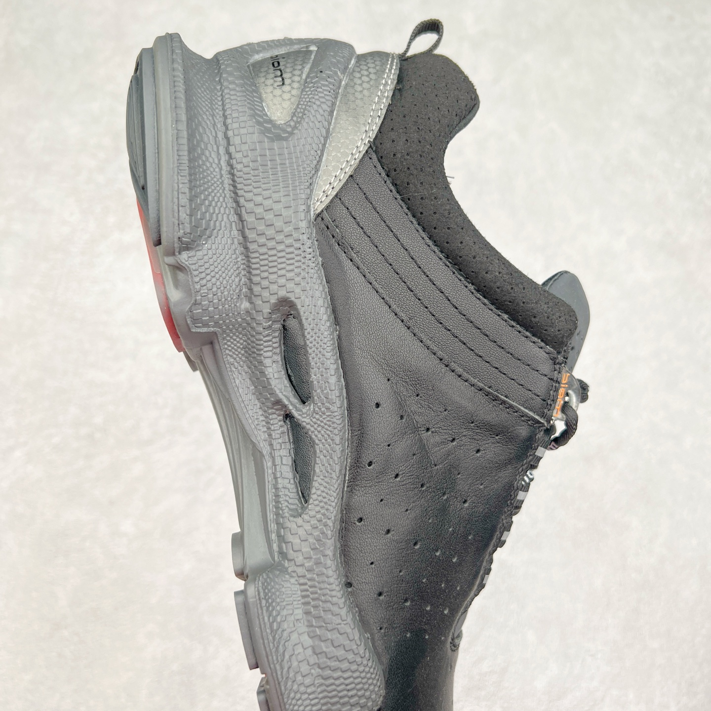 图片[6]-ECCO爱步男士15周年 运动休闲鞋 轻便缓震跑步鞋 健步BIOMC 市面最高版本 甄选优质皮面搭配纺织衬里，脚感柔软舒适，透气不闷脚 鞋舌及鞋垫上的周年LOGO设计 纪念属于BIOM的15载生机之旅 自然律动科技，符合人体工学鞋楦，贴近足部天然形态 直接注塑工艺连接鞋面与鞋底，一体成型，合脚稳固 橡胶外底适应多种形态，抓地耐磨，稳定支撑 都市探索 步履悠然 尺码：39 40 41 42 43 44 （正常码）-选品中心