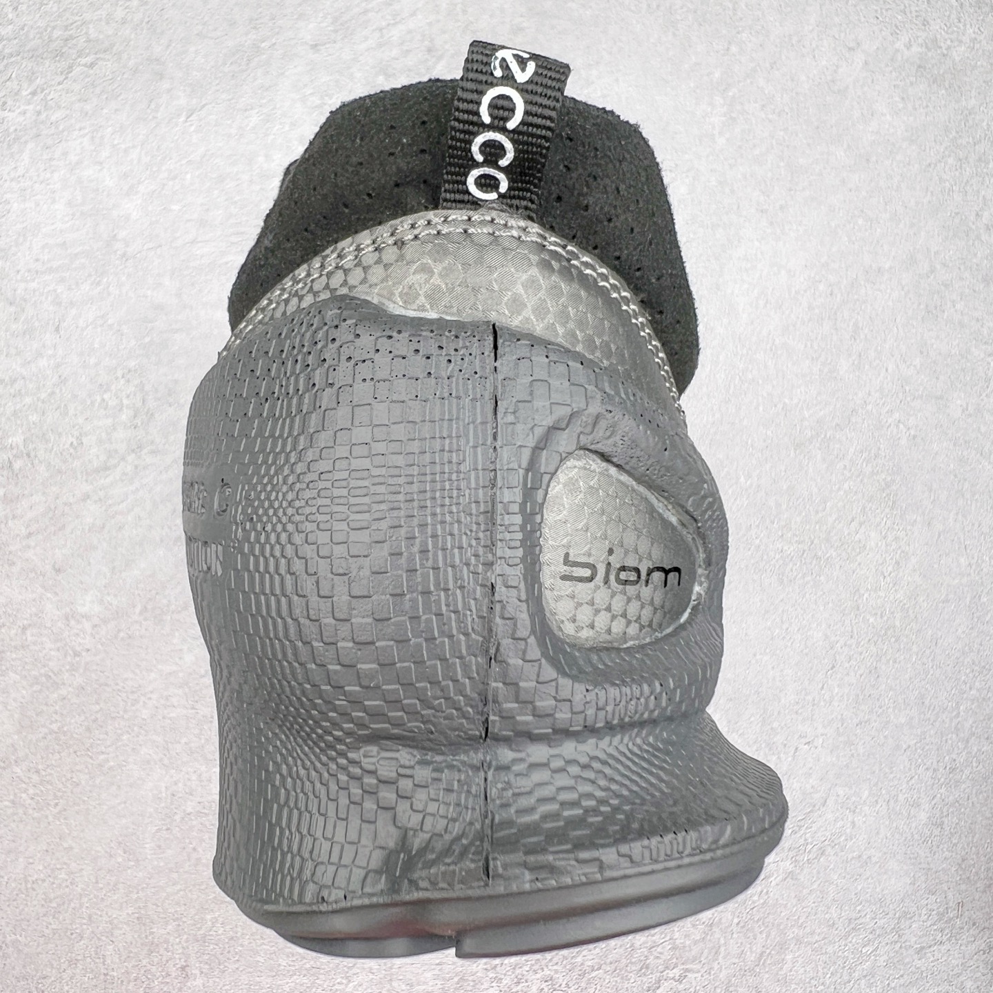 图片[8]-ECCO爱步男士15周年 运动休闲鞋 轻便缓震跑步鞋 健步BIOMC 市面最高版本 甄选优质皮面搭配纺织衬里，脚感柔软舒适，透气不闷脚 鞋舌及鞋垫上的周年LOGO设计 纪念属于BIOM的15载生机之旅 自然律动科技，符合人体工学鞋楦，贴近足部天然形态 直接注塑工艺连接鞋面与鞋底，一体成型，合脚稳固 橡胶外底适应多种形态，抓地耐磨，稳定支撑 都市探索 步履悠然 尺码：39 40 41 42 43 44 （正常码）-选品中心