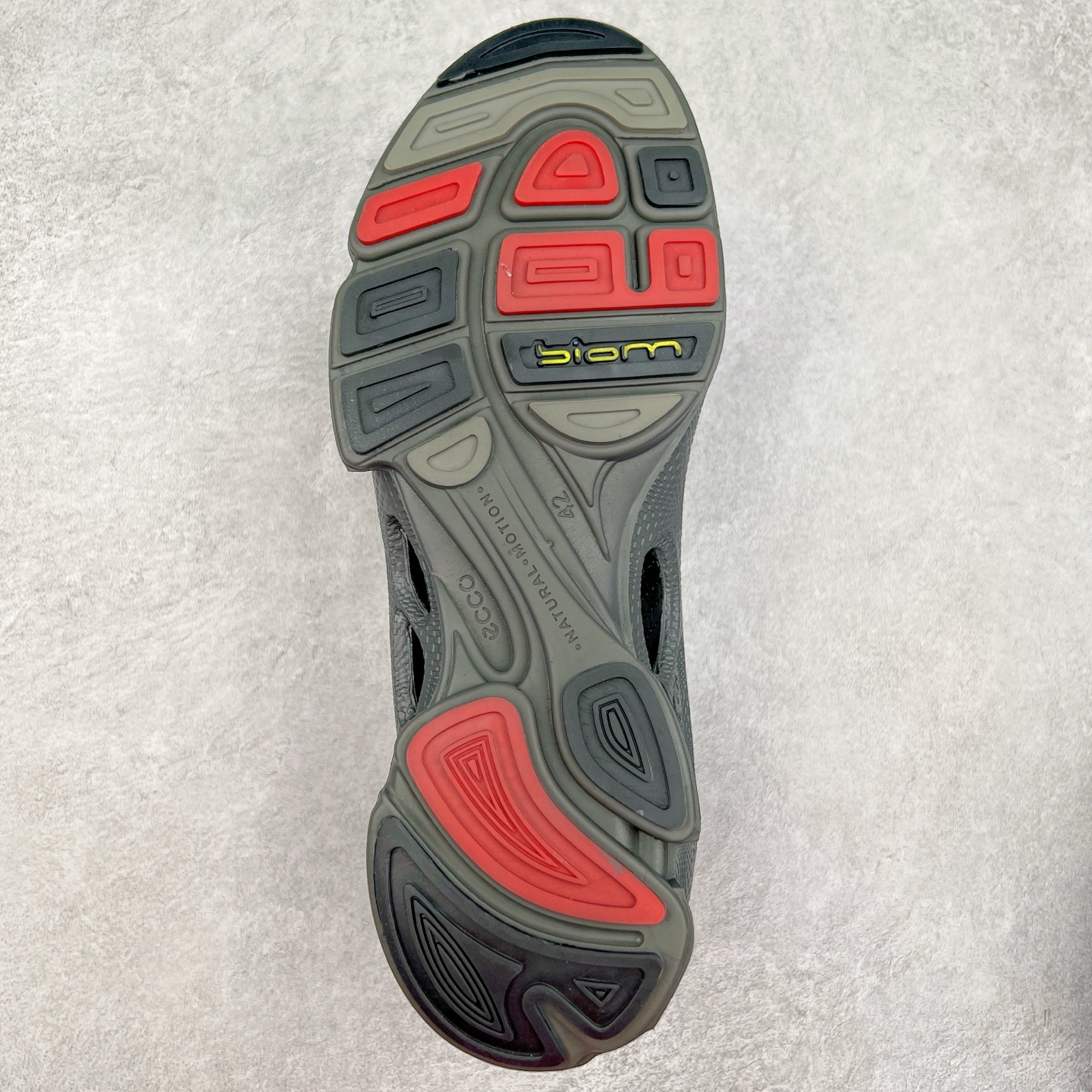 图片[9]-ECCO爱步男士15周年 运动休闲鞋 轻便缓震跑步鞋 健步BIOMC 市面最高版本 甄选优质皮面搭配纺织衬里，脚感柔软舒适，透气不闷脚 鞋舌及鞋垫上的周年LOGO设计 纪念属于BIOM的15载生机之旅 自然律动科技，符合人体工学鞋楦，贴近足部天然形态 直接注塑工艺连接鞋面与鞋底，一体成型，合脚稳固 橡胶外底适应多种形态，抓地耐磨，稳定支撑 都市探索 步履悠然 尺码：39 40 41 42 43 44 （正常码）-选品中心