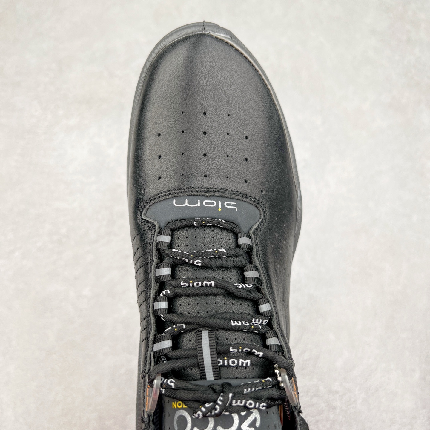 图片[4]-ECCO爱步男士15周年 运动休闲鞋 轻便缓震跑步鞋 健步BIOMC 市面最高版本 甄选优质皮面搭配纺织衬里，脚感柔软舒适，透气不闷脚 鞋舌及鞋垫上的周年LOGO设计 纪念属于BIOM的15载生机之旅 自然律动科技，符合人体工学鞋楦，贴近足部天然形态 直接注塑工艺连接鞋面与鞋底，一体成型，合脚稳固 橡胶外底适应多种形态，抓地耐磨，稳定支撑 都市探索 步履悠然 尺码：39 40 41 42 43 44 （正常码）-选品中心