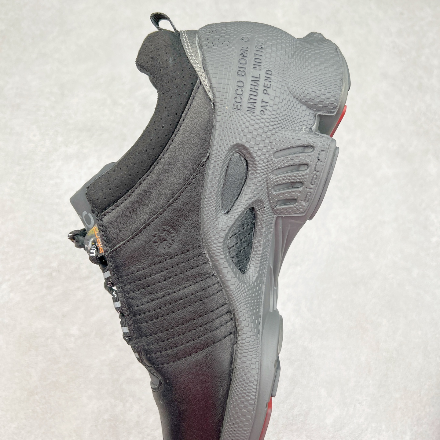 图片[7]-ECCO爱步男士15周年 运动休闲鞋 轻便缓震跑步鞋 健步BIOMC 市面最高版本 甄选优质皮面搭配纺织衬里，脚感柔软舒适，透气不闷脚 鞋舌及鞋垫上的周年LOGO设计 纪念属于BIOM的15载生机之旅 自然律动科技，符合人体工学鞋楦，贴近足部天然形态 直接注塑工艺连接鞋面与鞋底，一体成型，合脚稳固 橡胶外底适应多种形态，抓地耐磨，稳定支撑 都市探索 步履悠然 尺码：39 40 41 42 43 44 （正常码）-选品中心
