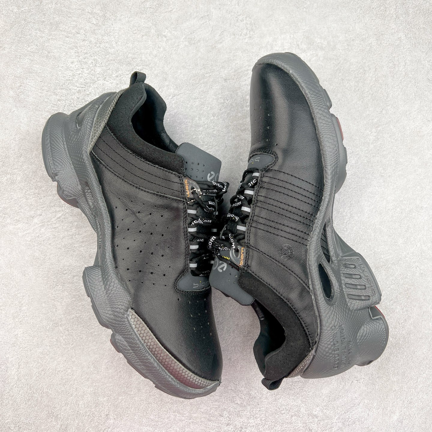 图片[3]-ECCO爱步男士15周年 运动休闲鞋 轻便缓震跑步鞋 健步BIOMC 市面最高版本 甄选优质皮面搭配纺织衬里，脚感柔软舒适，透气不闷脚 鞋舌及鞋垫上的周年LOGO设计 纪念属于BIOM的15载生机之旅 自然律动科技，符合人体工学鞋楦，贴近足部天然形态 直接注塑工艺连接鞋面与鞋底，一体成型，合脚稳固 橡胶外底适应多种形态，抓地耐磨，稳定支撑 都市探索 步履悠然 尺码：39 40 41 42 43 44 （正常码）-选品中心