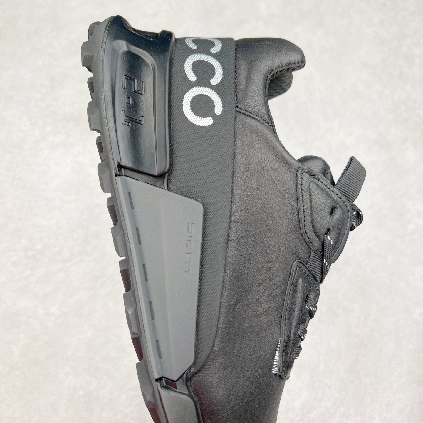 图片[6]-ECCO爱步男士15周年 运动休闲鞋 轻便缓震跑步鞋 健步BIOMC 市面最高版本 甄选优质皮面搭配纺织衬里，脚感柔软舒适，透气不闷脚 鞋舌及鞋垫上的周年LOGO设计 纪念属于BIOM的15载生机之旅 自然律动科技，符合人体工学鞋楦，贴近足部天然形态 直接注塑工艺连接鞋面与鞋底，一体成型，合脚稳固 橡胶外底适应多种形态，抓地耐磨，稳定支撑 都市探索 步履悠然 尺码：39 40 41 42 43 44 （正常码）-选品中心