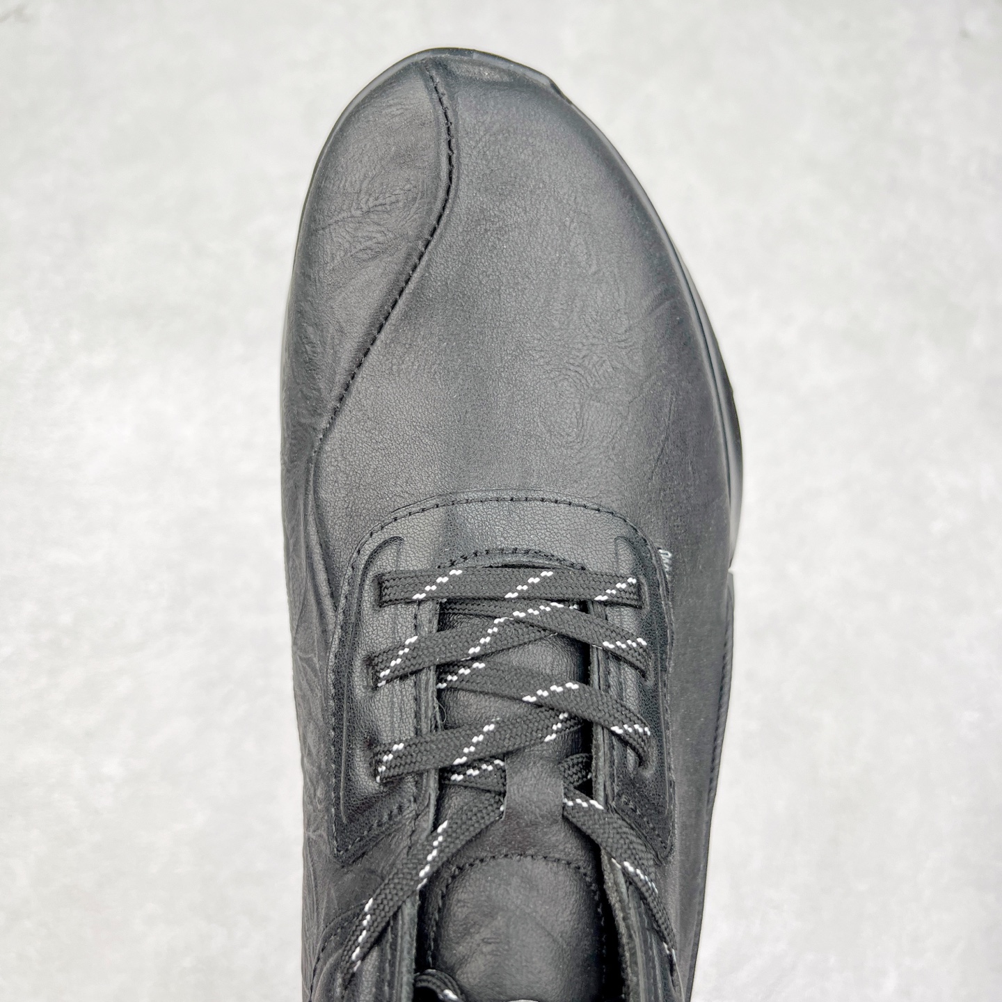 图片[4]-ECCO爱步男士15周年 运动休闲鞋 轻便缓震跑步鞋 健步BIOMC 市面最高版本 甄选优质皮面搭配纺织衬里，脚感柔软舒适，透气不闷脚 鞋舌及鞋垫上的周年LOGO设计 纪念属于BIOM的15载生机之旅 自然律动科技，符合人体工学鞋楦，贴近足部天然形态 直接注塑工艺连接鞋面与鞋底，一体成型，合脚稳固 橡胶外底适应多种形态，抓地耐磨，稳定支撑 都市探索 步履悠然 尺码：39 40 41 42 43 44 （正常码）-选品中心