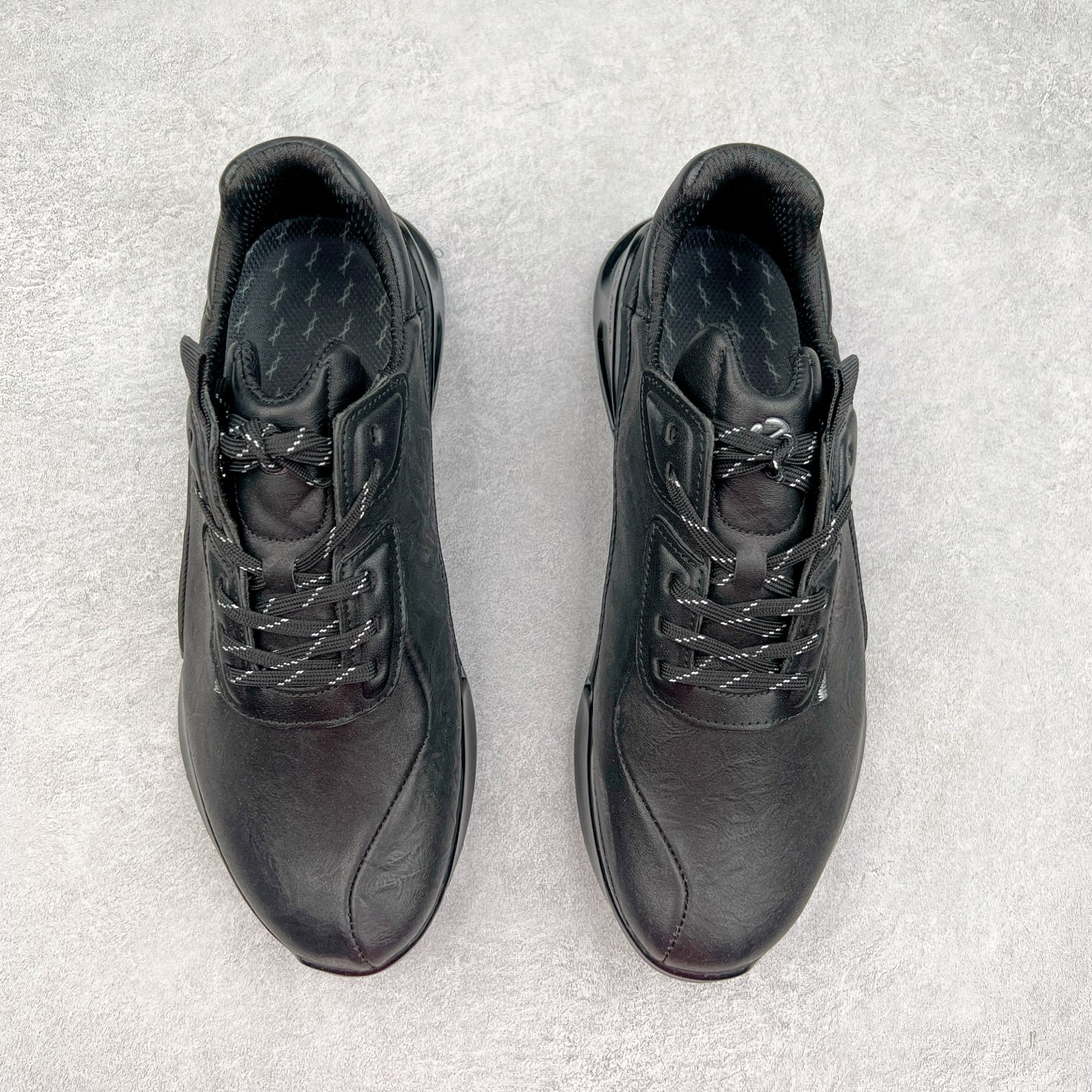 图片[2]-ECCO爱步男士15周年 运动休闲鞋 轻便缓震跑步鞋 健步BIOMC 市面最高版本 甄选优质皮面搭配纺织衬里，脚感柔软舒适，透气不闷脚 鞋舌及鞋垫上的周年LOGO设计 纪念属于BIOM的15载生机之旅 自然律动科技，符合人体工学鞋楦，贴近足部天然形态 直接注塑工艺连接鞋面与鞋底，一体成型，合脚稳固 橡胶外底适应多种形态，抓地耐磨，稳定支撑 都市探索 步履悠然 尺码：39 40 41 42 43 44 （正常码）-选品中心