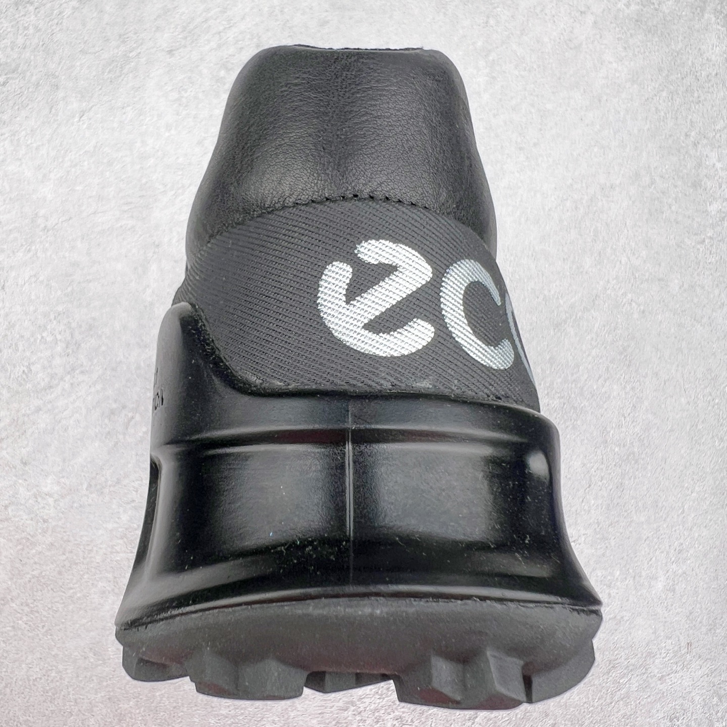 图片[8]-ECCO爱步男士15周年 运动休闲鞋 轻便缓震跑步鞋 健步BIOMC 市面最高版本 甄选优质皮面搭配纺织衬里，脚感柔软舒适，透气不闷脚 鞋舌及鞋垫上的周年LOGO设计 纪念属于BIOM的15载生机之旅 自然律动科技，符合人体工学鞋楦，贴近足部天然形态 直接注塑工艺连接鞋面与鞋底，一体成型，合脚稳固 橡胶外底适应多种形态，抓地耐磨，稳定支撑 都市探索 步履悠然 尺码：39 40 41 42 43 44 （正常码）-选品中心