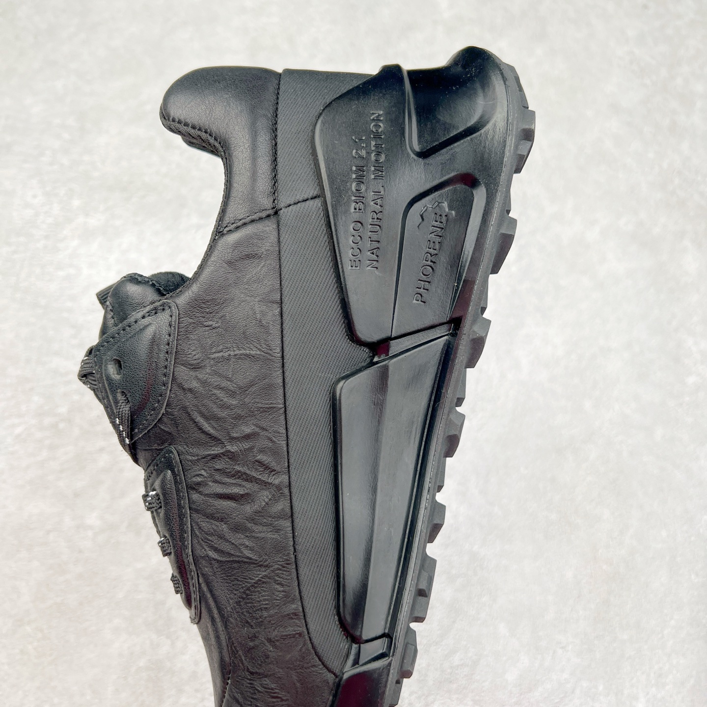 图片[7]-ECCO爱步男士15周年 运动休闲鞋 轻便缓震跑步鞋 健步BIOMC 市面最高版本 甄选优质皮面搭配纺织衬里，脚感柔软舒适，透气不闷脚 鞋舌及鞋垫上的周年LOGO设计 纪念属于BIOM的15载生机之旅 自然律动科技，符合人体工学鞋楦，贴近足部天然形态 直接注塑工艺连接鞋面与鞋底，一体成型，合脚稳固 橡胶外底适应多种形态，抓地耐磨，稳定支撑 都市探索 步履悠然 尺码：39 40 41 42 43 44 （正常码）-选品中心