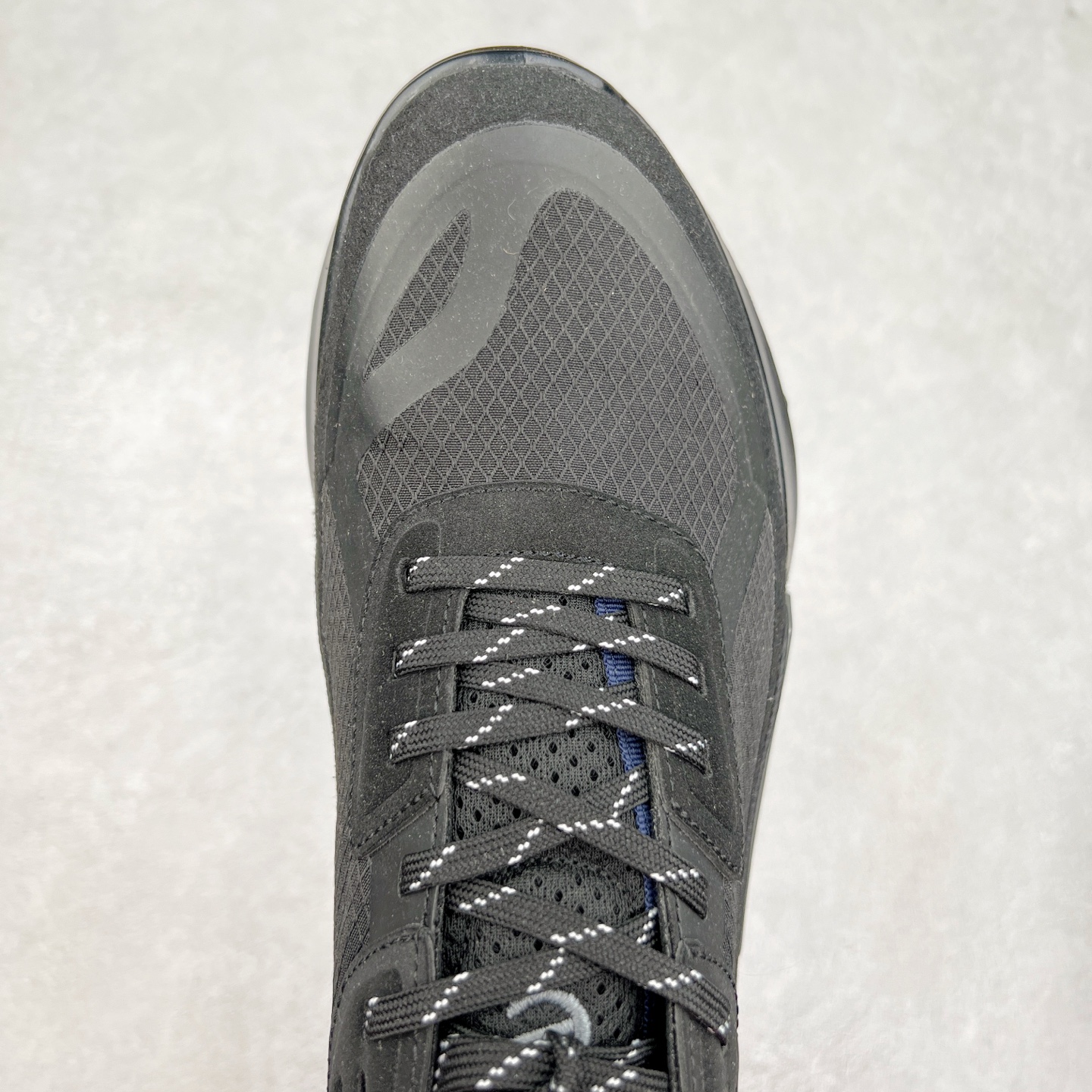 图片[4]-ECCO爱步男士15周年 运动休闲鞋 轻便缓震跑步鞋 健步BIOMC 市面最高版本 甄选优质皮面搭配纺织衬里，脚感柔软舒适，透气不闷脚 鞋舌及鞋垫上的周年LOGO设计 纪念属于BIOM的15载生机之旅 自然律动科技，符合人体工学鞋楦，贴近足部天然形态 直接注塑工艺连接鞋面与鞋底，一体成型，合脚稳固 橡胶外底适应多种形态，抓地耐磨，稳定支撑 都市探索 步履悠然 尺码：39 40 41 42 43 44 （正常码）-选品中心