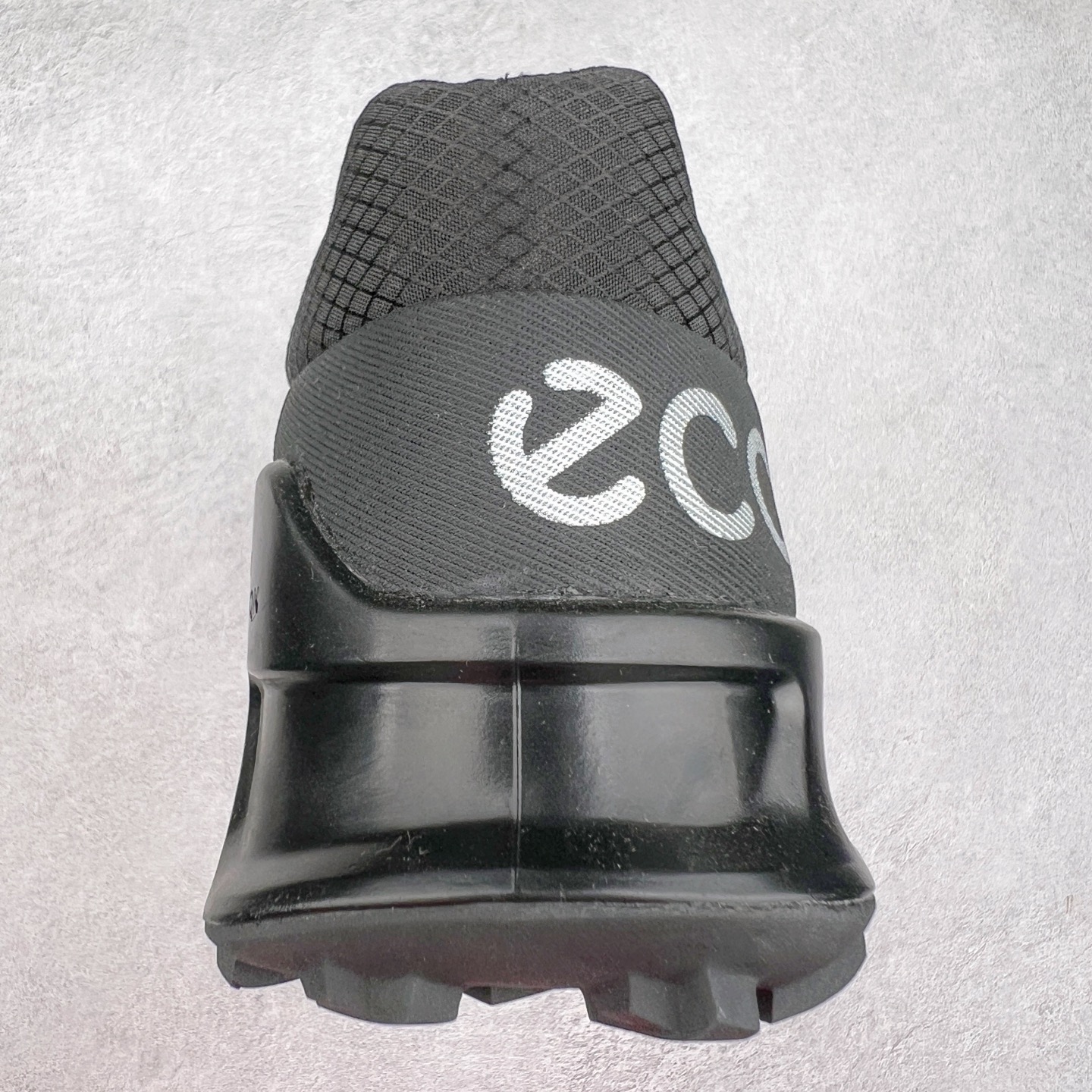 图片[8]-ECCO爱步男士15周年 运动休闲鞋 轻便缓震跑步鞋 健步BIOMC 市面最高版本 甄选优质皮面搭配纺织衬里，脚感柔软舒适，透气不闷脚 鞋舌及鞋垫上的周年LOGO设计 纪念属于BIOM的15载生机之旅 自然律动科技，符合人体工学鞋楦，贴近足部天然形态 直接注塑工艺连接鞋面与鞋底，一体成型，合脚稳固 橡胶外底适应多种形态，抓地耐磨，稳定支撑 都市探索 步履悠然 尺码：39 40 41 42 43 44 （正常码）-选品中心