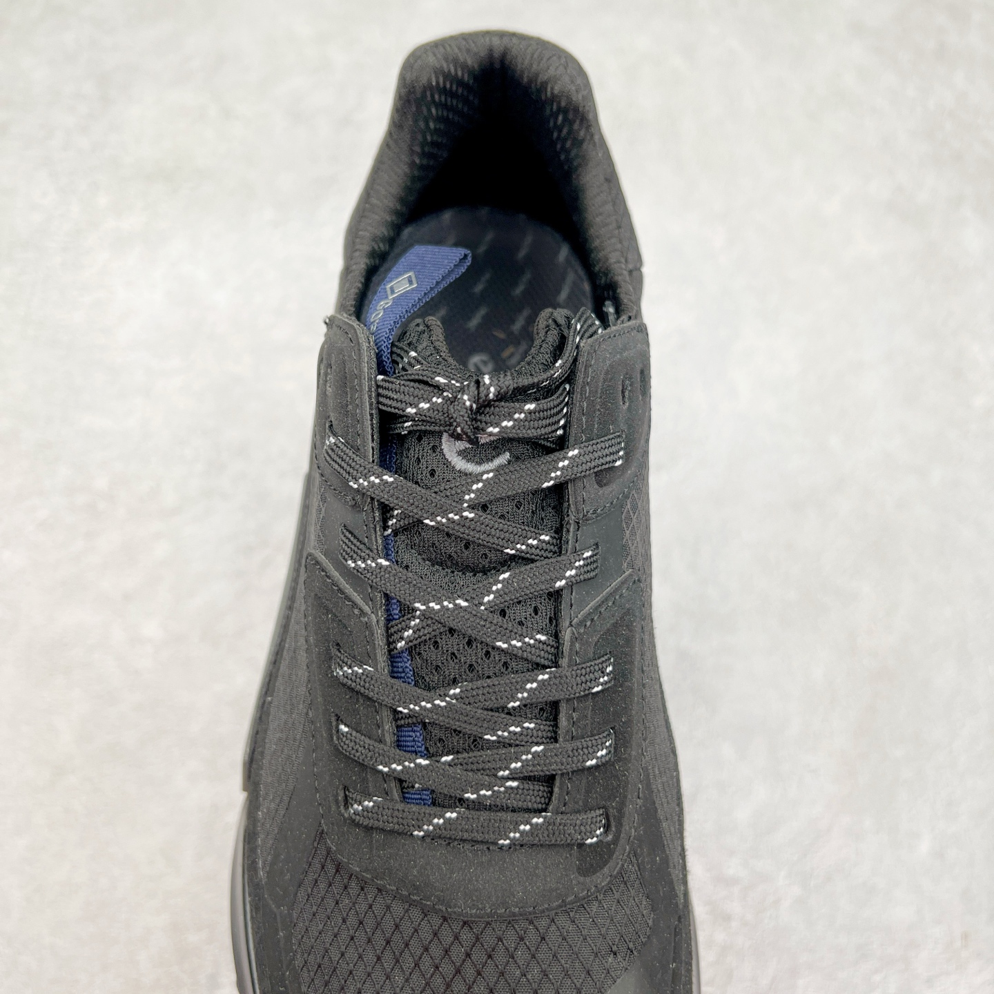 图片[5]-ECCO爱步男士15周年 运动休闲鞋 轻便缓震跑步鞋 健步BIOMC 市面最高版本 甄选优质皮面搭配纺织衬里，脚感柔软舒适，透气不闷脚 鞋舌及鞋垫上的周年LOGO设计 纪念属于BIOM的15载生机之旅 自然律动科技，符合人体工学鞋楦，贴近足部天然形态 直接注塑工艺连接鞋面与鞋底，一体成型，合脚稳固 橡胶外底适应多种形态，抓地耐磨，稳定支撑 都市探索 步履悠然 尺码：39 40 41 42 43 44 （正常码）-选品中心