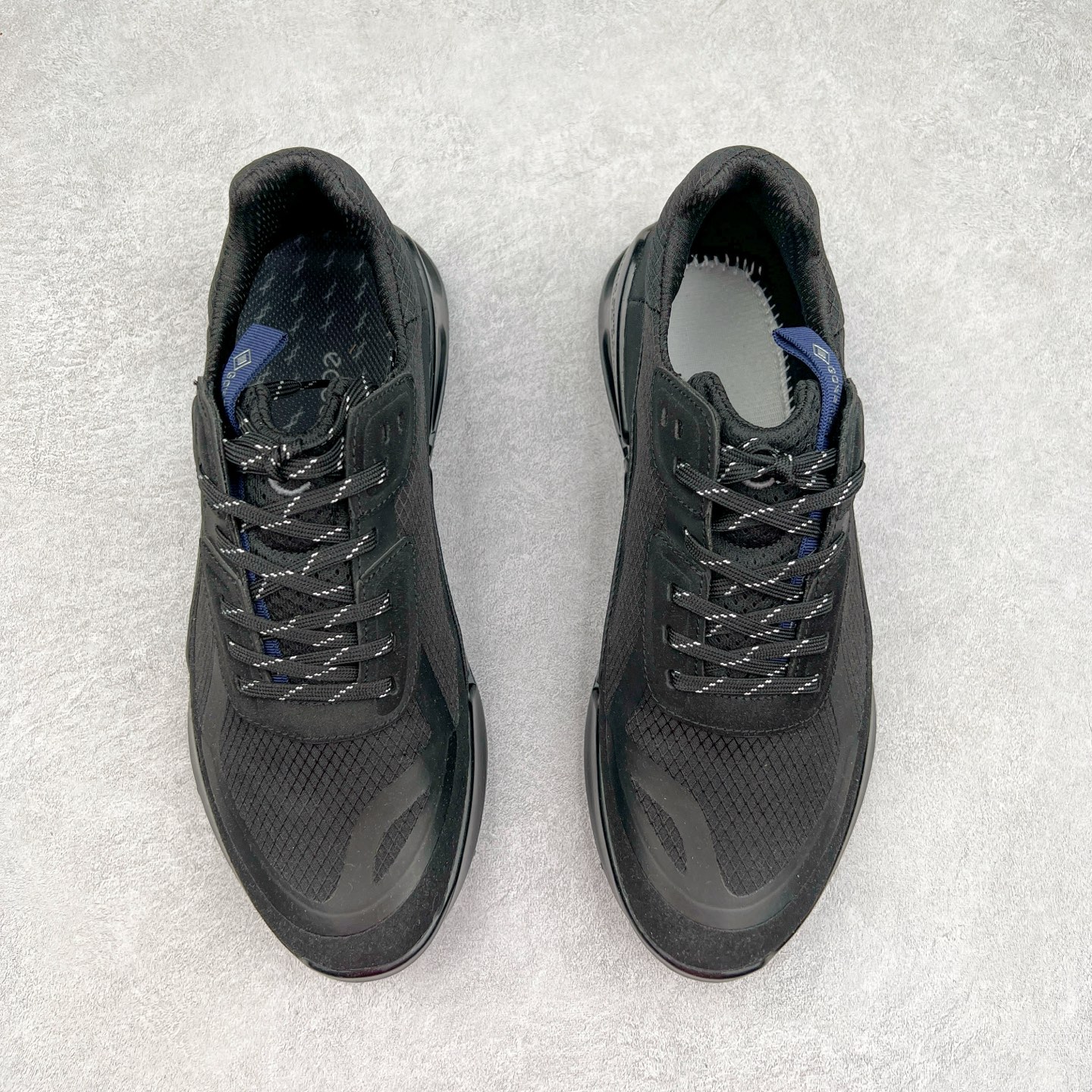 图片[2]-ECCO爱步男士15周年 运动休闲鞋 轻便缓震跑步鞋 健步BIOMC 市面最高版本 甄选优质皮面搭配纺织衬里，脚感柔软舒适，透气不闷脚 鞋舌及鞋垫上的周年LOGO设计 纪念属于BIOM的15载生机之旅 自然律动科技，符合人体工学鞋楦，贴近足部天然形态 直接注塑工艺连接鞋面与鞋底，一体成型，合脚稳固 橡胶外底适应多种形态，抓地耐磨，稳定支撑 都市探索 步履悠然 尺码：39 40 41 42 43 44 （正常码）-选品中心