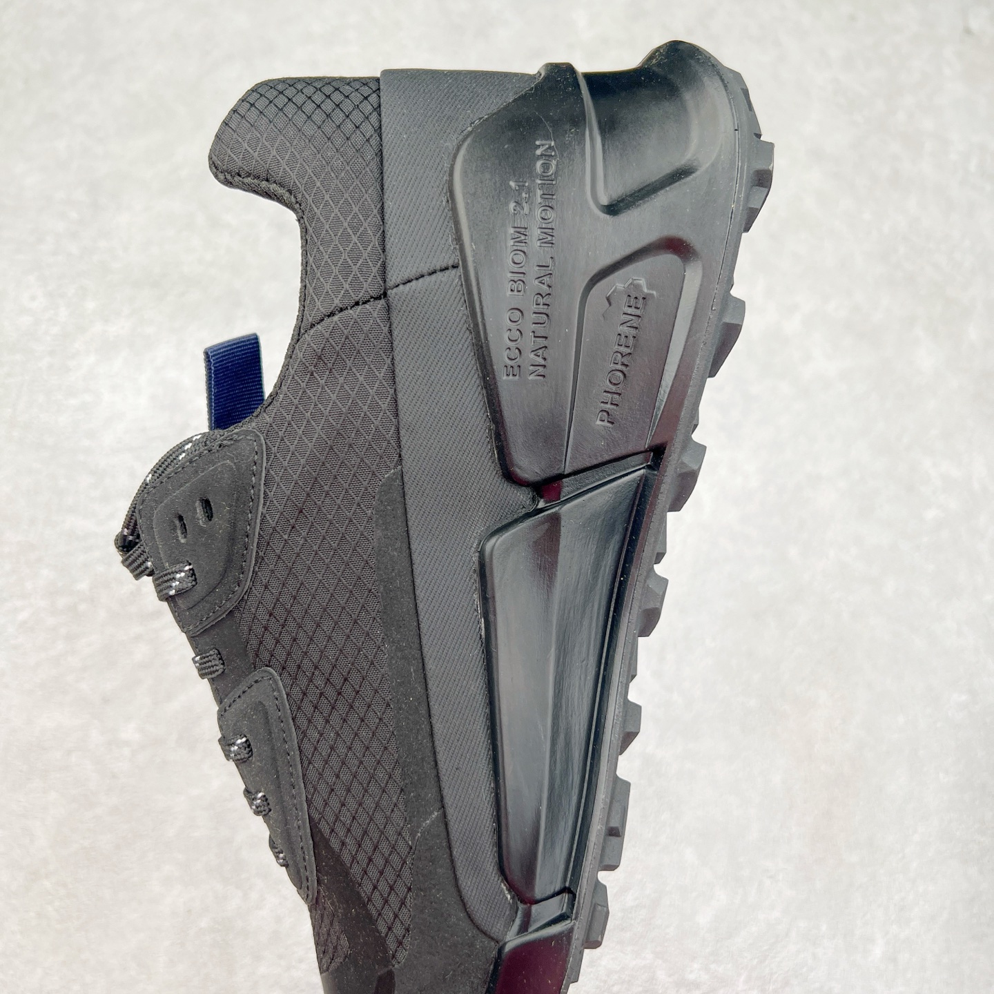 图片[7]-ECCO爱步男士15周年 运动休闲鞋 轻便缓震跑步鞋 健步BIOMC 市面最高版本 甄选优质皮面搭配纺织衬里，脚感柔软舒适，透气不闷脚 鞋舌及鞋垫上的周年LOGO设计 纪念属于BIOM的15载生机之旅 自然律动科技，符合人体工学鞋楦，贴近足部天然形态 直接注塑工艺连接鞋面与鞋底，一体成型，合脚稳固 橡胶外底适应多种形态，抓地耐磨，稳定支撑 都市探索 步履悠然 尺码：39 40 41 42 43 44 （正常码）-选品中心