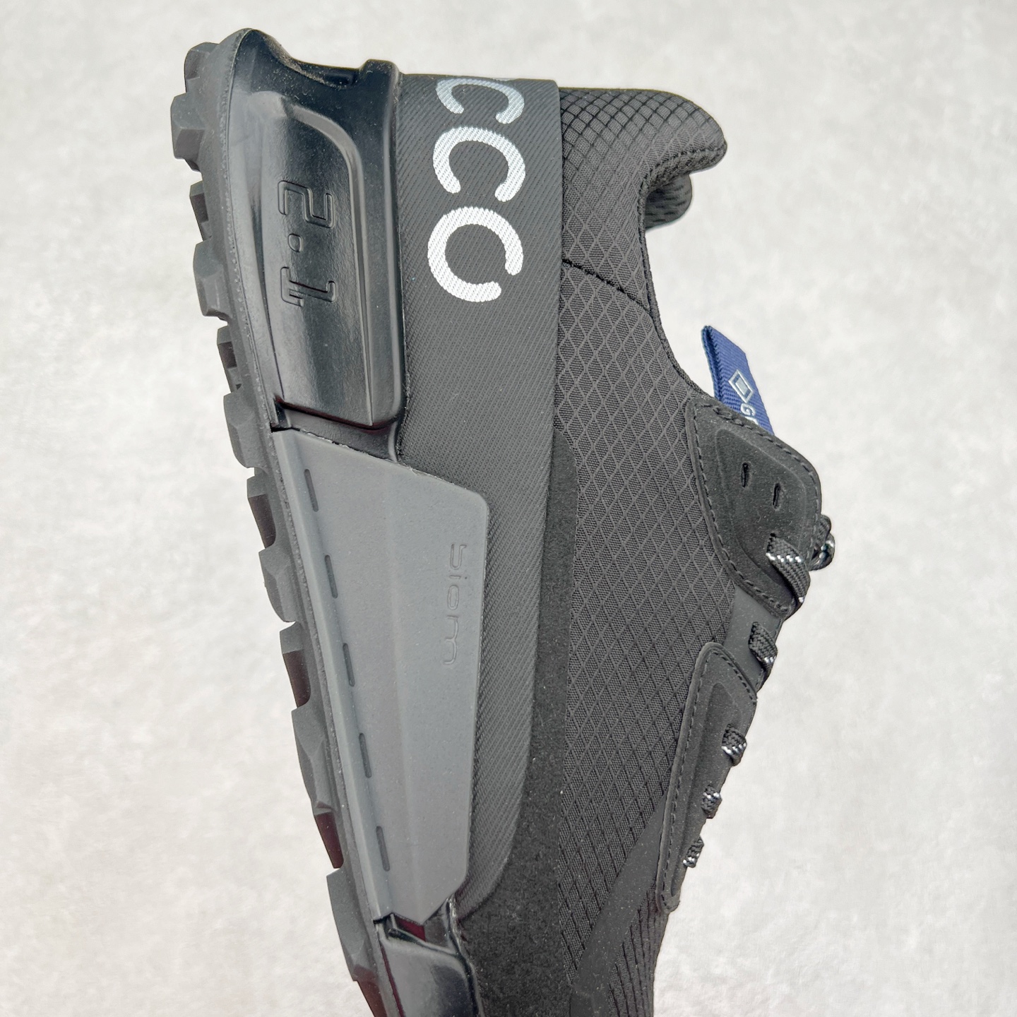 图片[6]-ECCO爱步男士15周年 运动休闲鞋 轻便缓震跑步鞋 健步BIOMC 市面最高版本 甄选优质皮面搭配纺织衬里，脚感柔软舒适，透气不闷脚 鞋舌及鞋垫上的周年LOGO设计 纪念属于BIOM的15载生机之旅 自然律动科技，符合人体工学鞋楦，贴近足部天然形态 直接注塑工艺连接鞋面与鞋底，一体成型，合脚稳固 橡胶外底适应多种形态，抓地耐磨，稳定支撑 都市探索 步履悠然 尺码：39 40 41 42 43 44 （正常码）-选品中心