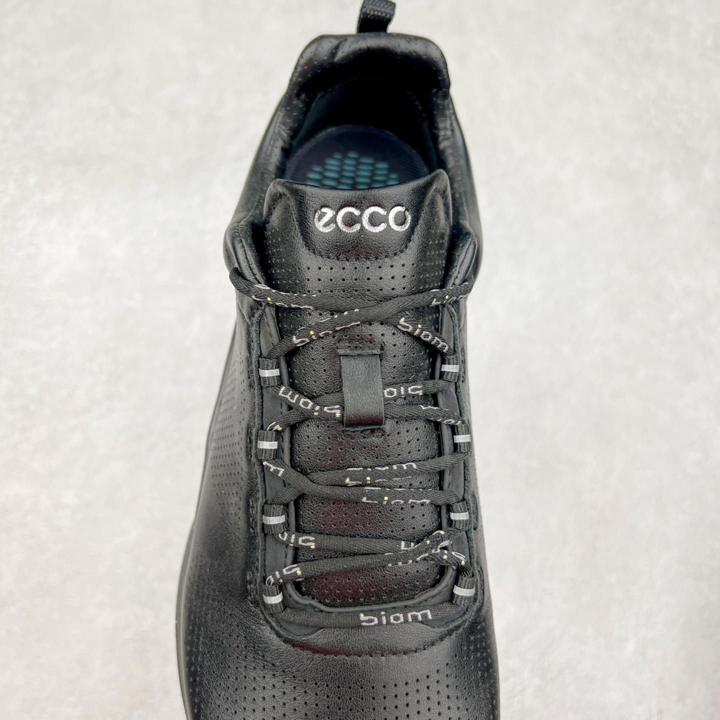图片[5]-ECCO爱步男士15周年 运动休闲鞋 轻便缓震跑步鞋 健步BIOMC 市面最高版本 甄选优质皮面搭配纺织衬里，脚感柔软舒适，透气不闷脚 鞋舌及鞋垫上的周年LOGO设计 纪念属于BIOM的15载生机之旅 自然律动科技，符合人体工学鞋楦，贴近足部天然形态 直接注塑工艺连接鞋面与鞋底，一体成型，合脚稳固 橡胶外底适应多种形态，抓地耐磨，稳定支撑 都市探索 步履悠然 尺码：39 40 41 42 43 44 （正常码）-选品中心
