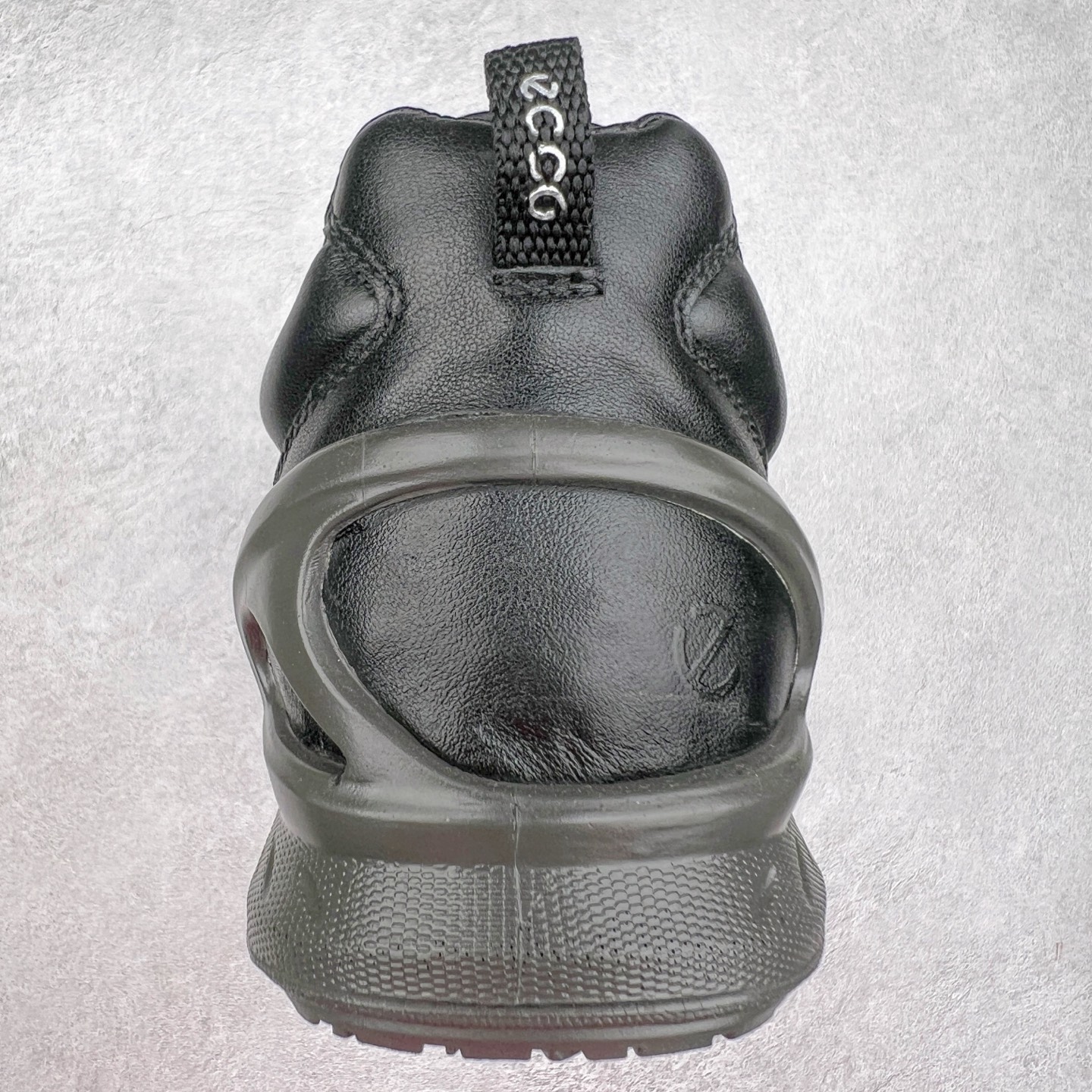 图片[8]-ECCO爱步男士15周年 运动休闲鞋 轻便缓震跑步鞋 健步BIOMC 市面最高版本 甄选优质皮面搭配纺织衬里，脚感柔软舒适，透气不闷脚 鞋舌及鞋垫上的周年LOGO设计 纪念属于BIOM的15载生机之旅 自然律动科技，符合人体工学鞋楦，贴近足部天然形态 直接注塑工艺连接鞋面与鞋底，一体成型，合脚稳固 橡胶外底适应多种形态，抓地耐磨，稳定支撑 都市探索 步履悠然 尺码：39 40 41 42 43 44 （正常码）-选品中心