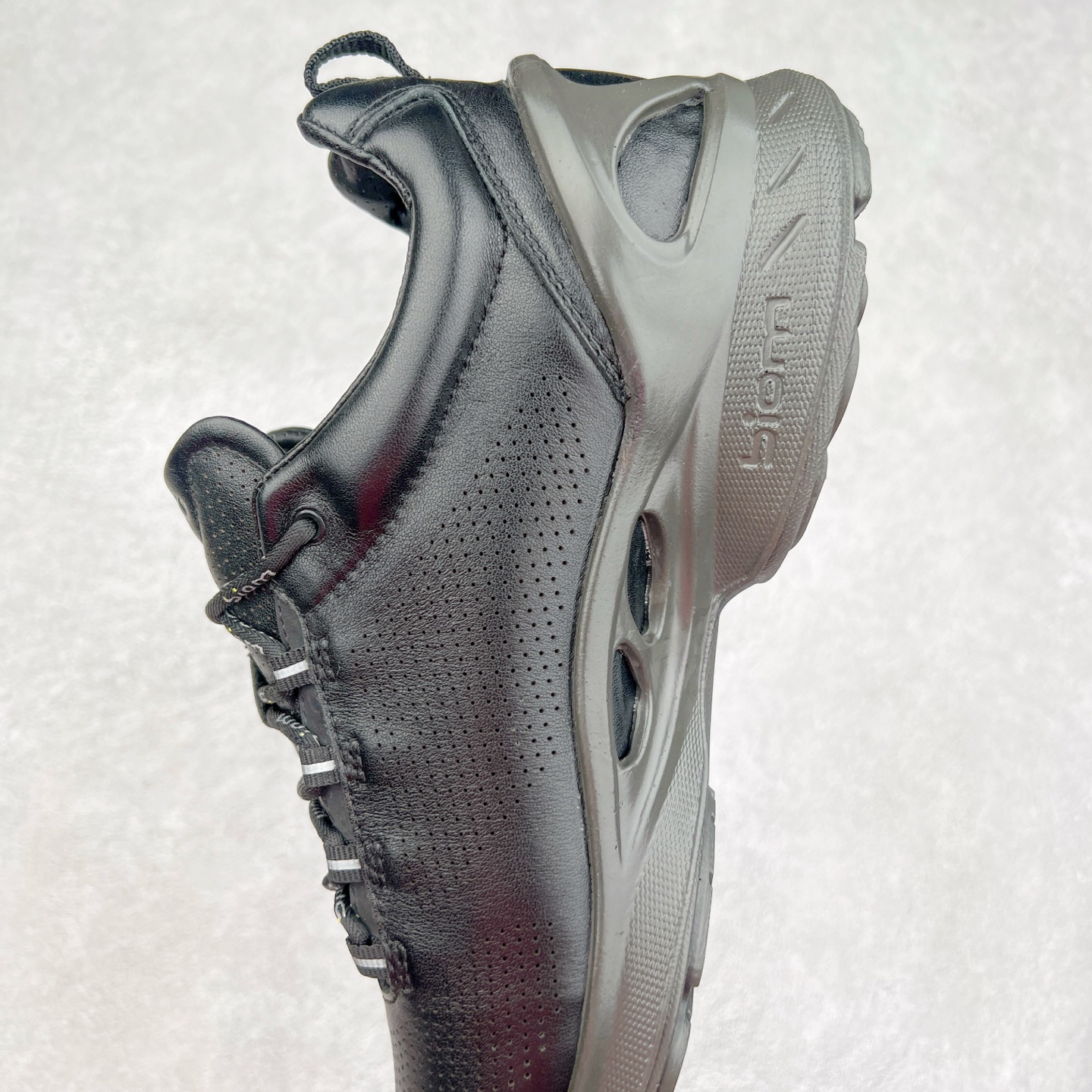 图片[7]-ECCO爱步男士15周年 运动休闲鞋 轻便缓震跑步鞋 健步BIOMC 市面最高版本 甄选优质皮面搭配纺织衬里，脚感柔软舒适，透气不闷脚 鞋舌及鞋垫上的周年LOGO设计 纪念属于BIOM的15载生机之旅 自然律动科技，符合人体工学鞋楦，贴近足部天然形态 直接注塑工艺连接鞋面与鞋底，一体成型，合脚稳固 橡胶外底适应多种形态，抓地耐磨，稳定支撑 都市探索 步履悠然 尺码：39 40 41 42 43 44 （正常码）-选品中心