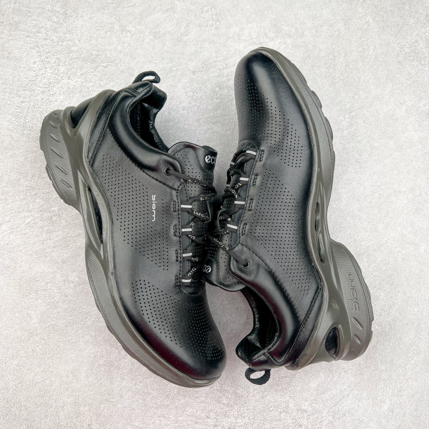 图片[3]-ECCO爱步男士15周年 运动休闲鞋 轻便缓震跑步鞋 健步BIOMC 市面最高版本 甄选优质皮面搭配纺织衬里，脚感柔软舒适，透气不闷脚 鞋舌及鞋垫上的周年LOGO设计 纪念属于BIOM的15载生机之旅 自然律动科技，符合人体工学鞋楦，贴近足部天然形态 直接注塑工艺连接鞋面与鞋底，一体成型，合脚稳固 橡胶外底适应多种形态，抓地耐磨，稳定支撑 都市探索 步履悠然 尺码：39 40 41 42 43 44 （正常码）-选品中心