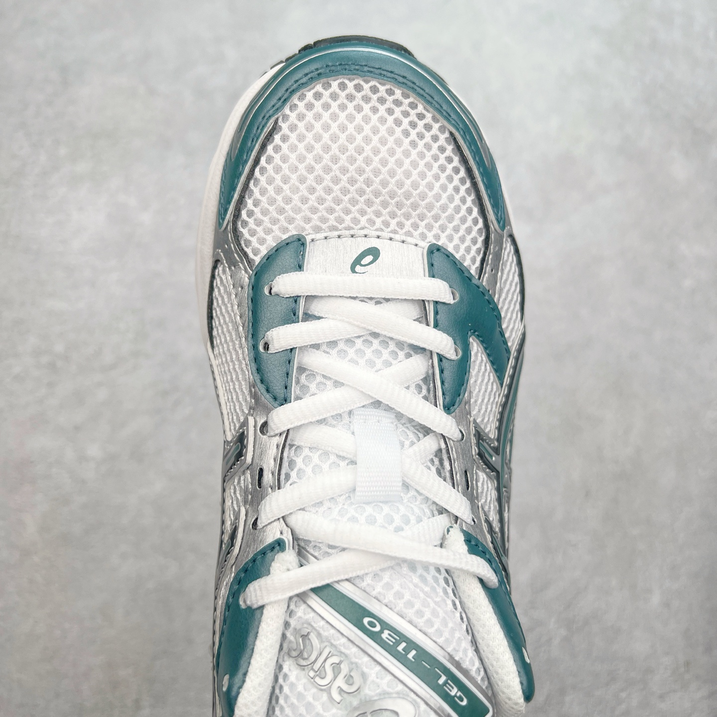 图片[4]-Asics Gel-1130 亚瑟士系列低帮复古休闲运动慢跑鞋 整双鞋在鞋面部分选用网眼布与皮革相互连接，在鞋面银色金属质感的线条中，ASICS 品牌标志性的虎爪 Logo 出现在鞋身侧面，既展现出复古美感，又加深了整双鞋的层次感。搭载着 Ortholite 鞋垫，之后再辅以 GEL 缓震胶中底和耐磨大底，在提升上脚舒适性的同时，在缓震脚感以及耐磨抓地力方面也能满足日常运动需求。尺码：36 37 37.5 38 39.5 40 40.5 41.5 42 42.5 43.5 44 45-选品中心