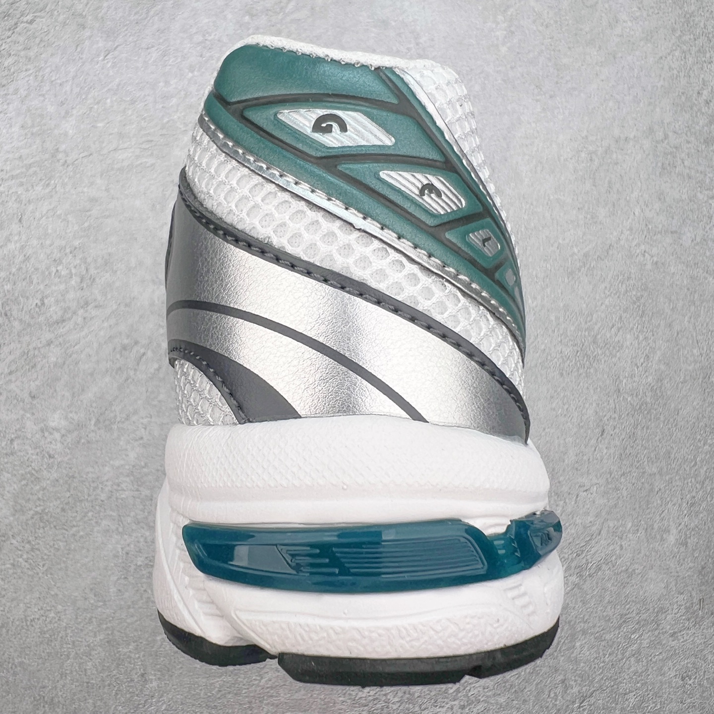 图片[8]-Asics Gel-1130 亚瑟士系列低帮复古休闲运动慢跑鞋 整双鞋在鞋面部分选用网眼布与皮革相互连接，在鞋面银色金属质感的线条中，ASICS 品牌标志性的虎爪 Logo 出现在鞋身侧面，既展现出复古美感，又加深了整双鞋的层次感。搭载着 Ortholite 鞋垫，之后再辅以 GEL 缓震胶中底和耐磨大底，在提升上脚舒适性的同时，在缓震脚感以及耐磨抓地力方面也能满足日常运动需求。尺码：36 37 37.5 38 39.5 40 40.5 41.5 42 42.5 43.5 44 45-选品中心