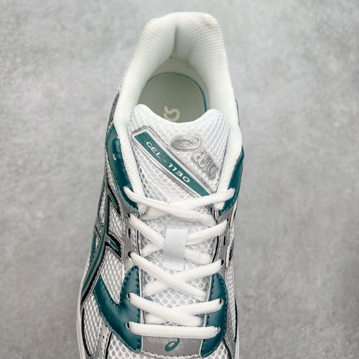 图片[5]-Asics Gel-1130 亚瑟士系列低帮复古休闲运动慢跑鞋 整双鞋在鞋面部分选用网眼布与皮革相互连接，在鞋面银色金属质感的线条中，ASICS 品牌标志性的虎爪 Logo 出现在鞋身侧面，既展现出复古美感，又加深了整双鞋的层次感。搭载着 Ortholite 鞋垫，之后再辅以 GEL 缓震胶中底和耐磨大底，在提升上脚舒适性的同时，在缓震脚感以及耐磨抓地力方面也能满足日常运动需求。尺码：36 37 37.5 38 39.5 40 40.5 41.5 42 42.5 43.5 44 45-选品中心