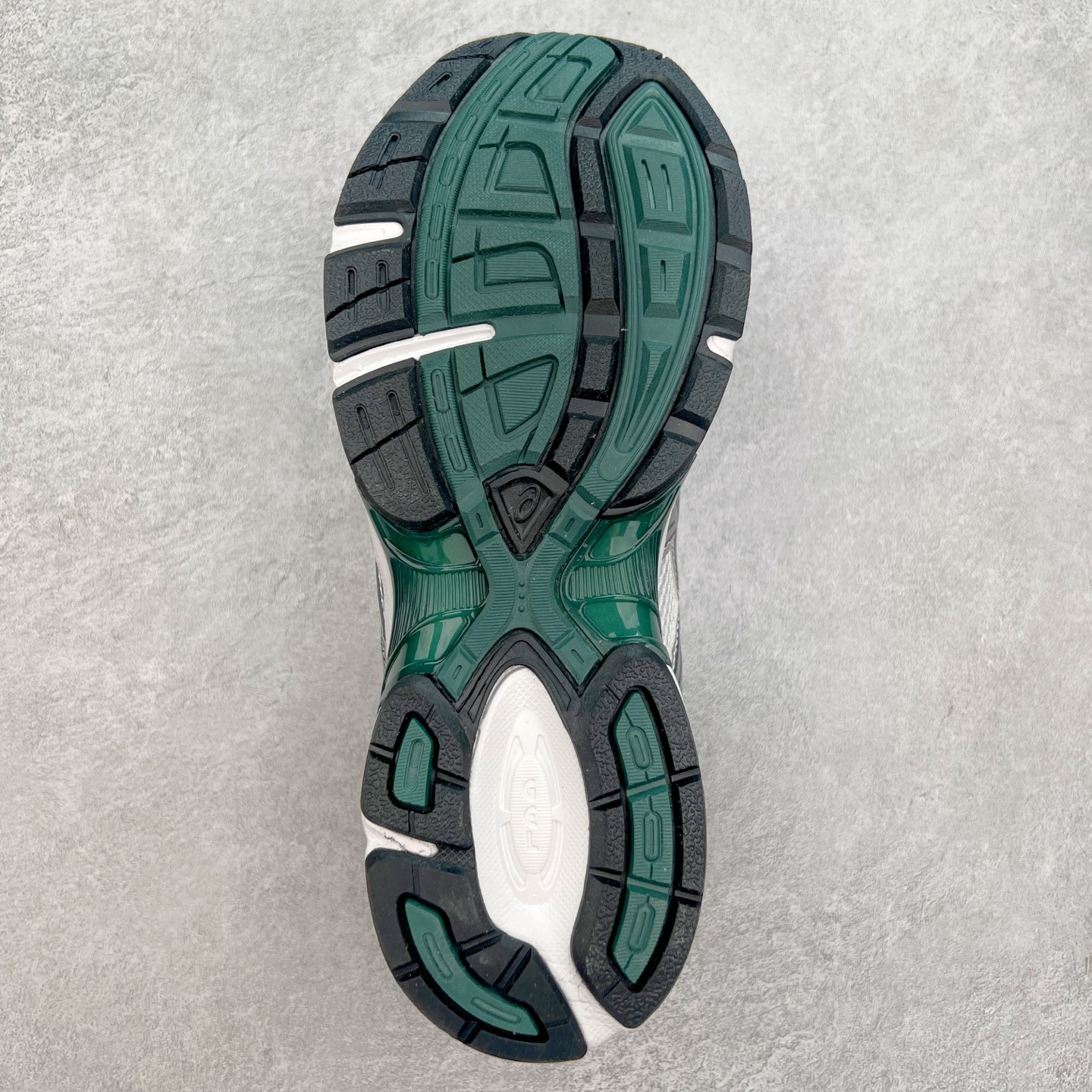 图片[9]-Asics Gel-1130 亚瑟士系列低帮复古休闲运动慢跑鞋 整双鞋在鞋面部分选用网眼布与皮革相互连接，在鞋面银色金属质感的线条中，ASICS 品牌标志性的虎爪 Logo 出现在鞋身侧面，既展现出复古美感，又加深了整双鞋的层次感。搭载着 Ortholite 鞋垫，之后再辅以 GEL 缓震胶中底和耐磨大底，在提升上脚舒适性的同时，在缓震脚感以及耐磨抓地力方面也能满足日常运动需求。尺码：36 37 37.5 38 39.5 40 40.5 41.5 42 42.5 43.5 44 45-选品中心