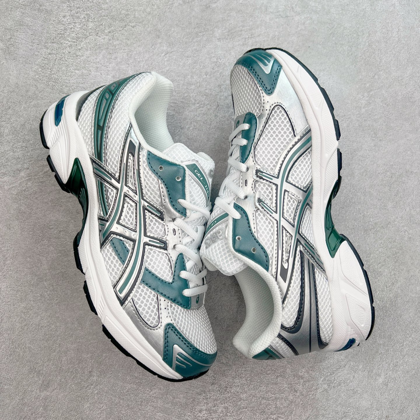 图片[3]-Asics Gel-1130 亚瑟士系列低帮复古休闲运动慢跑鞋 整双鞋在鞋面部分选用网眼布与皮革相互连接，在鞋面银色金属质感的线条中，ASICS 品牌标志性的虎爪 Logo 出现在鞋身侧面，既展现出复古美感，又加深了整双鞋的层次感。搭载着 Ortholite 鞋垫，之后再辅以 GEL 缓震胶中底和耐磨大底，在提升上脚舒适性的同时，在缓震脚感以及耐磨抓地力方面也能满足日常运动需求。尺码：36 37 37.5 38 39.5 40 40.5 41.5 42 42.5 43.5 44 45-选品中心