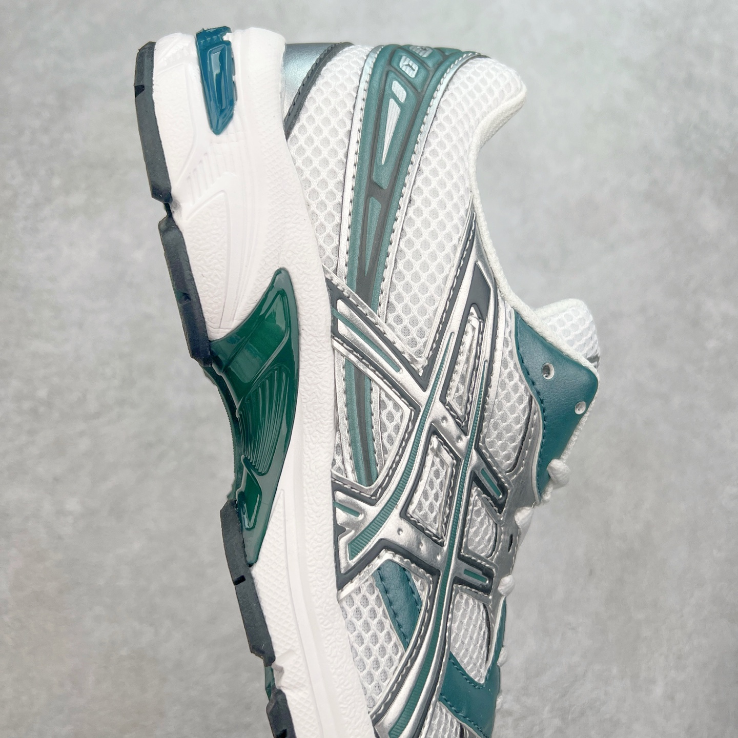 图片[6]-Asics Gel-1130 亚瑟士系列低帮复古休闲运动慢跑鞋 整双鞋在鞋面部分选用网眼布与皮革相互连接，在鞋面银色金属质感的线条中，ASICS 品牌标志性的虎爪 Logo 出现在鞋身侧面，既展现出复古美感，又加深了整双鞋的层次感。搭载着 Ortholite 鞋垫，之后再辅以 GEL 缓震胶中底和耐磨大底，在提升上脚舒适性的同时，在缓震脚感以及耐磨抓地力方面也能满足日常运动需求。尺码：36 37 37.5 38 39.5 40 40.5 41.5 42 42.5 43.5 44 45-选品中心