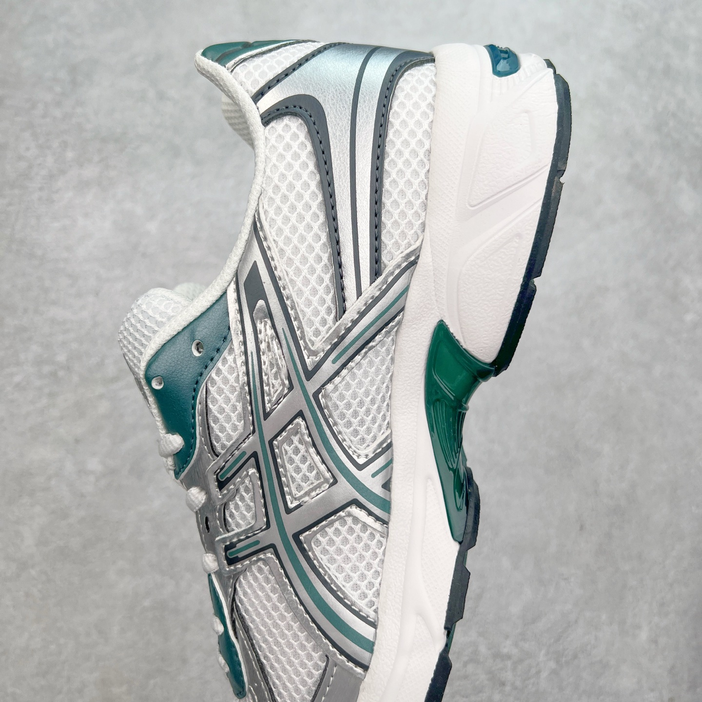 图片[7]-Asics Gel-1130 亚瑟士系列低帮复古休闲运动慢跑鞋 整双鞋在鞋面部分选用网眼布与皮革相互连接，在鞋面银色金属质感的线条中，ASICS 品牌标志性的虎爪 Logo 出现在鞋身侧面，既展现出复古美感，又加深了整双鞋的层次感。搭载着 Ortholite 鞋垫，之后再辅以 GEL 缓震胶中底和耐磨大底，在提升上脚舒适性的同时，在缓震脚感以及耐磨抓地力方面也能满足日常运动需求。尺码：36 37 37.5 38 39.5 40 40.5 41.5 42 42.5 43.5 44 45-选品中心